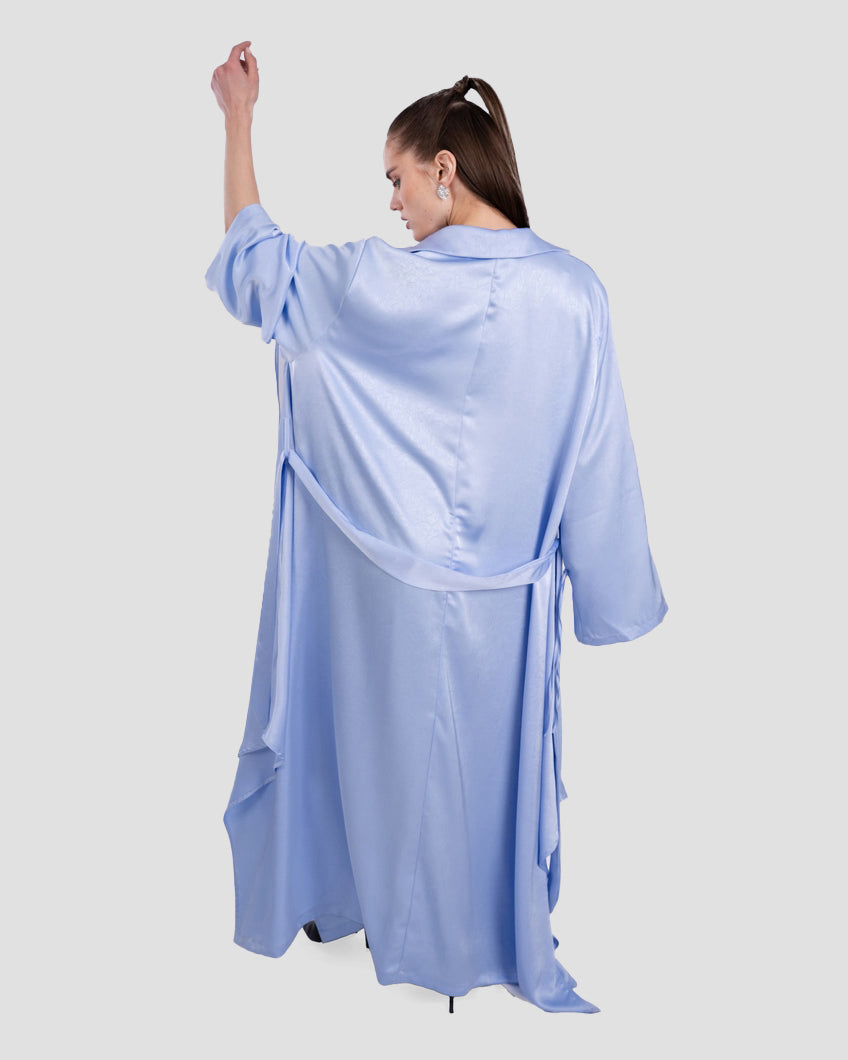 فستان ماكسي من الساتان بحزام وأكمام واسعة