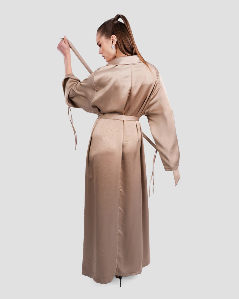 فستان ماكسي من الساتان بحزام وأكمام واسعة