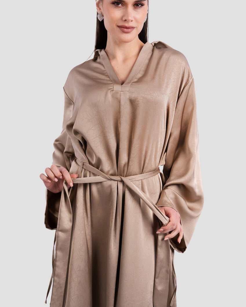 فستان ماكسي من الساتان بحزام وأكمام واسعة