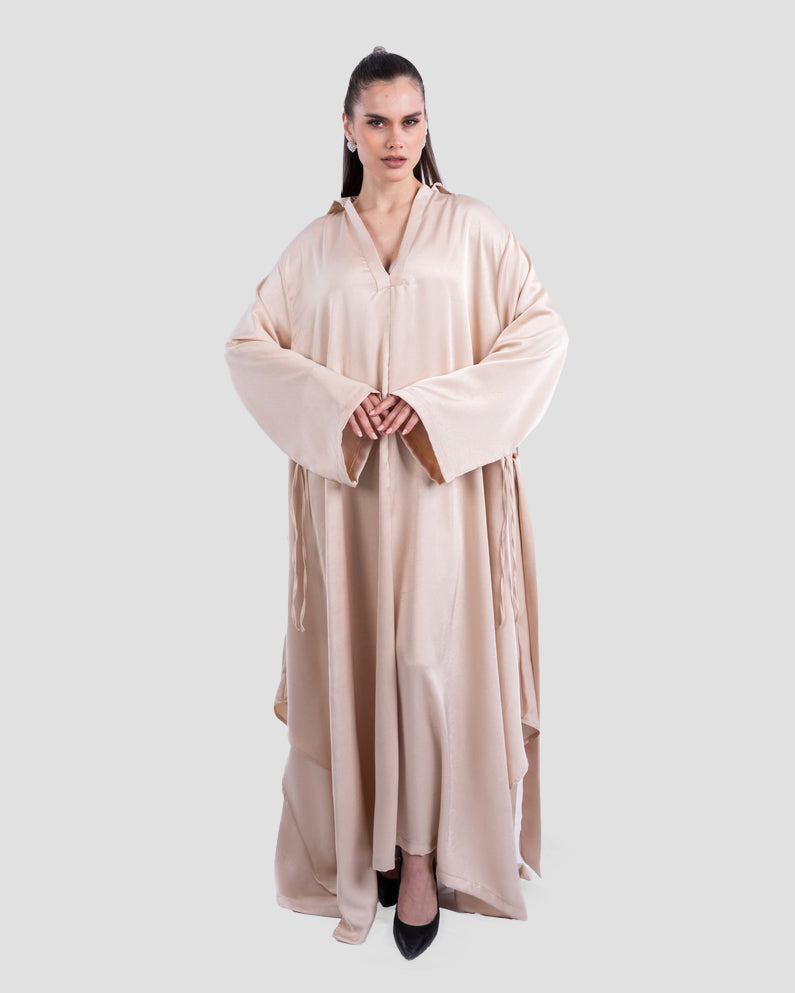 فستان ماكسي من الساتان بحزام وأكمام واسعة