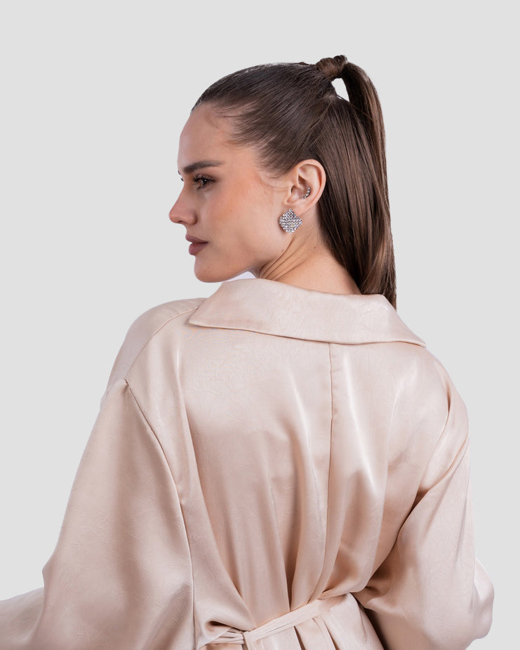 فستان ماكسي من الساتان بحزام وأكمام واسعة