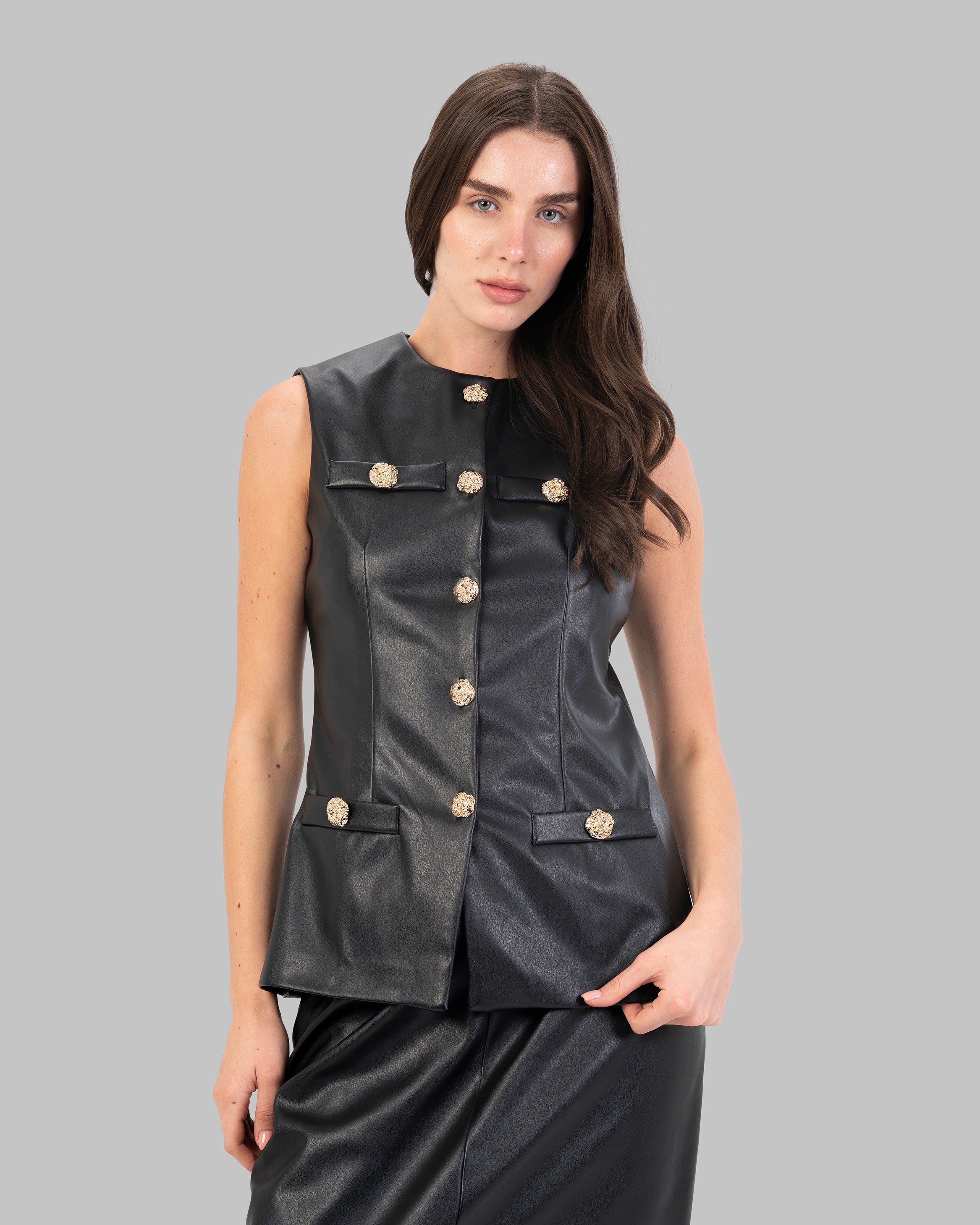 Tailored vest in leather.