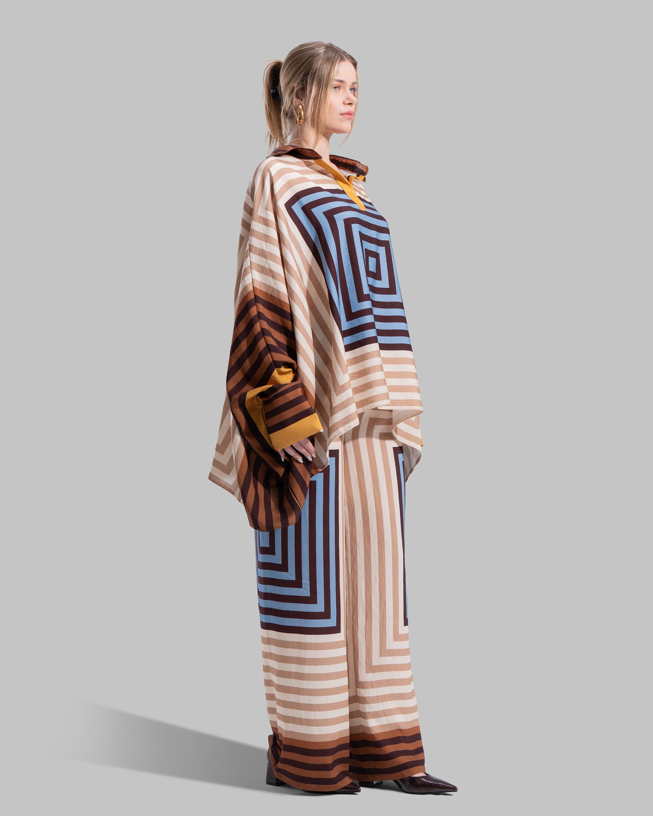 over sized printed blouse with acontrast collar with v- neck with acontrast polo coller