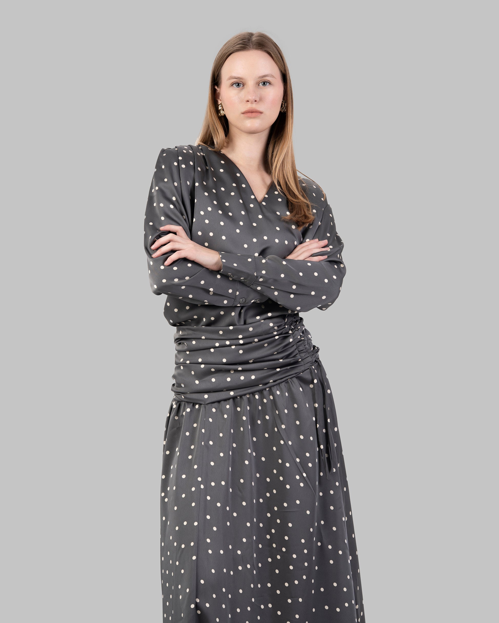 بلوزة أنيقة من الساتان بنقاط البولكا مع فتحة رقبة على شكل حرف V نظيفة