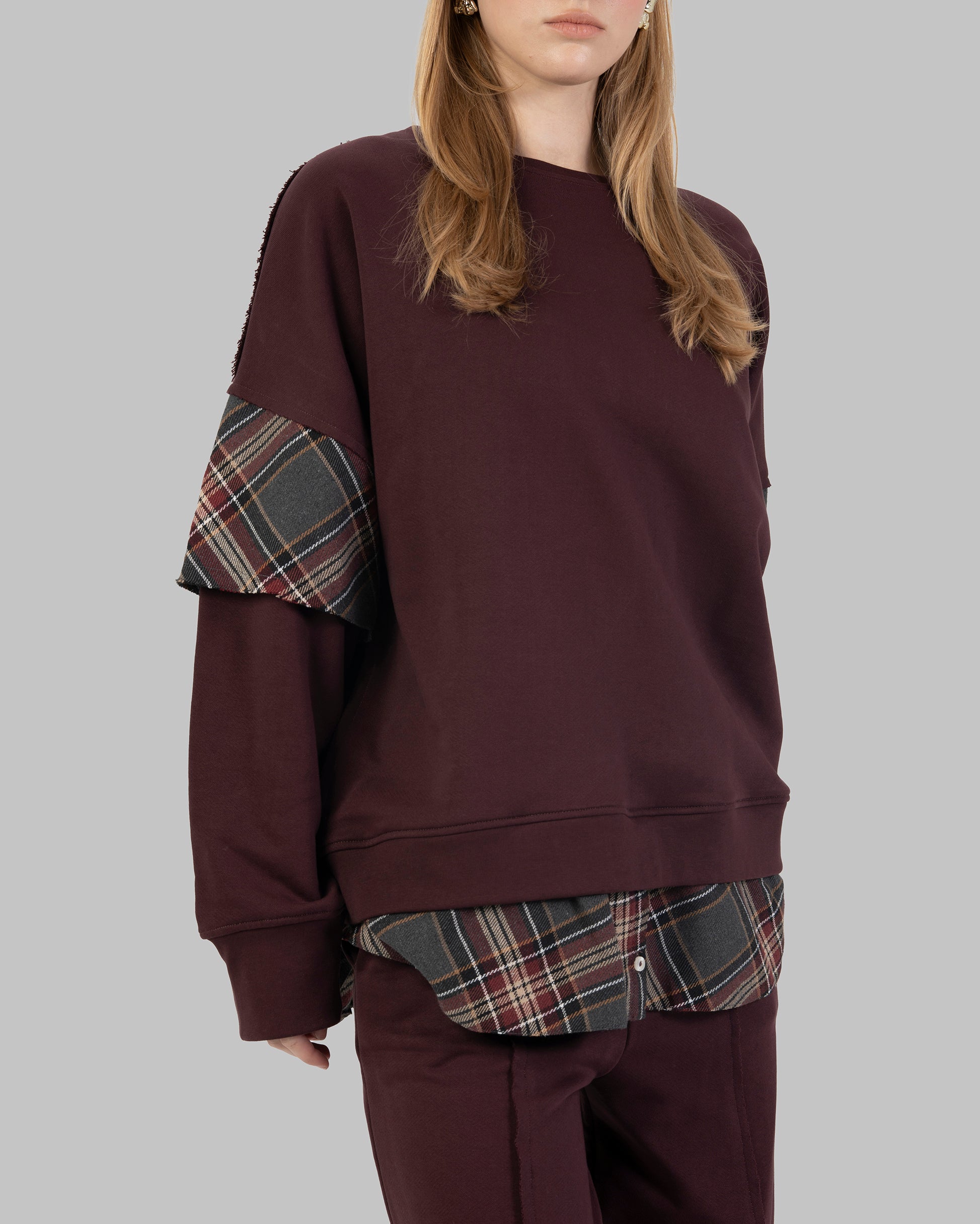 سترة رياضية واسعة.