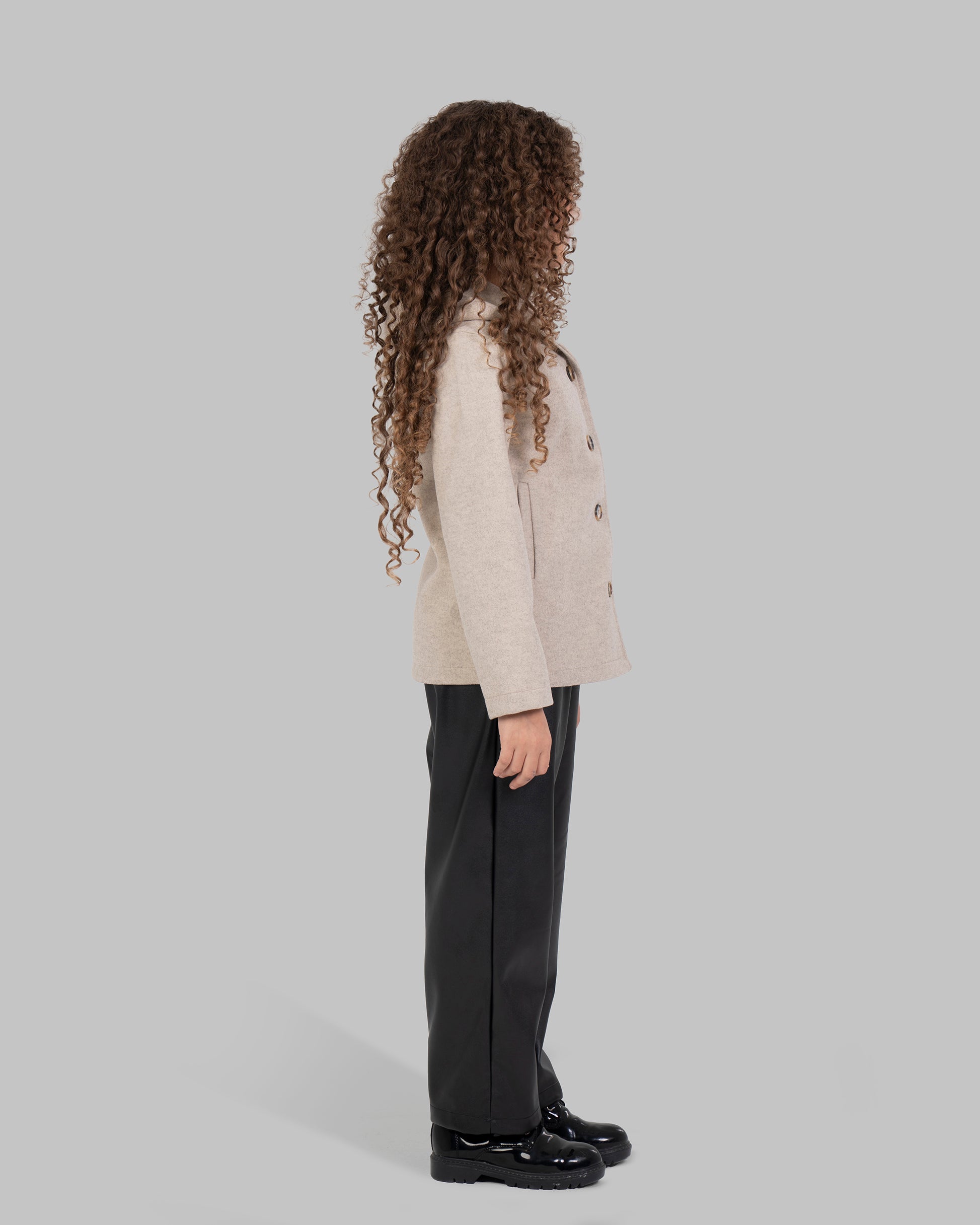 جاكيت بغطاء رأس، بأكمام طويلة وفتحة أزرار أمامية