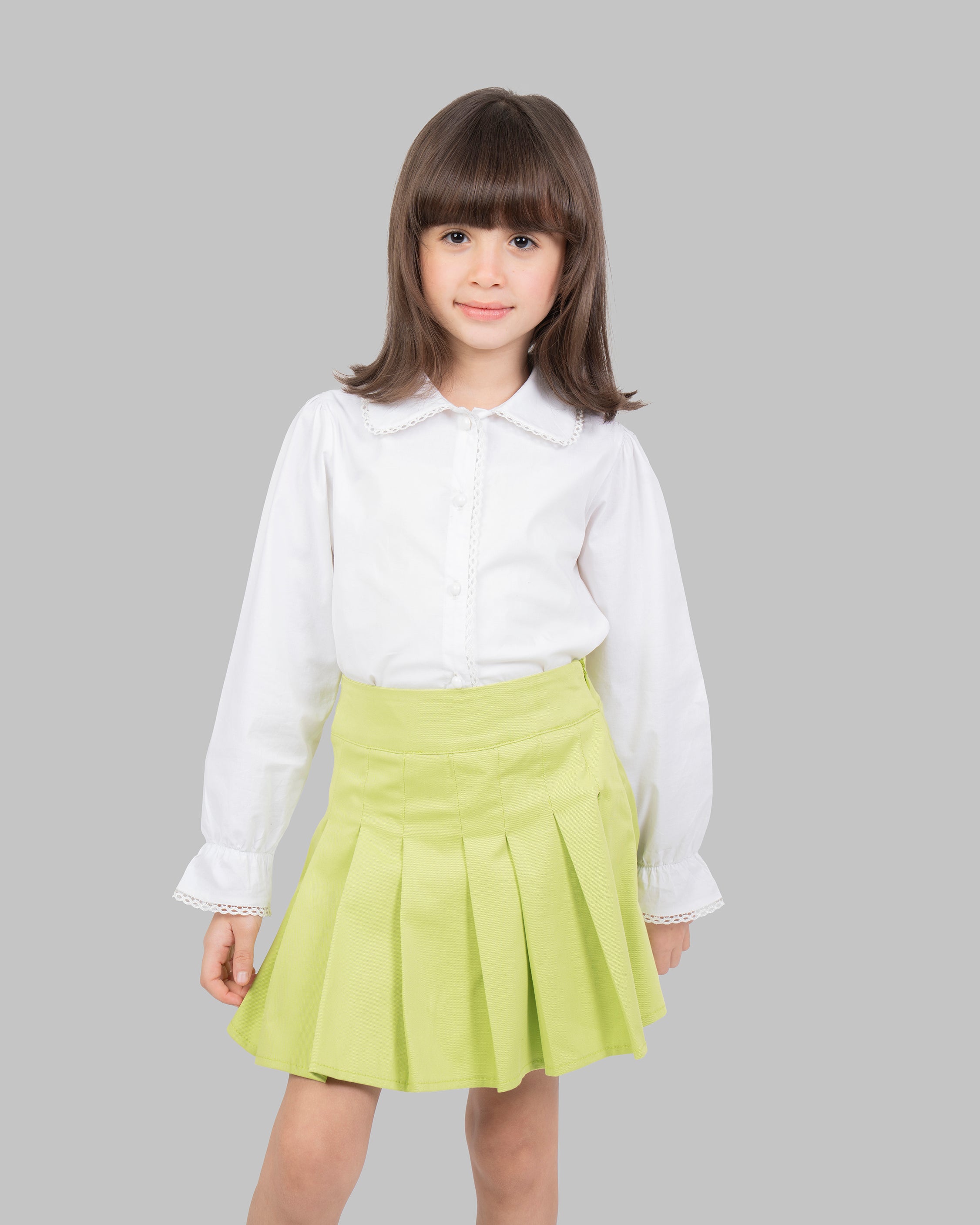 تنورة قصيرة مطوية بألوان زاهية.