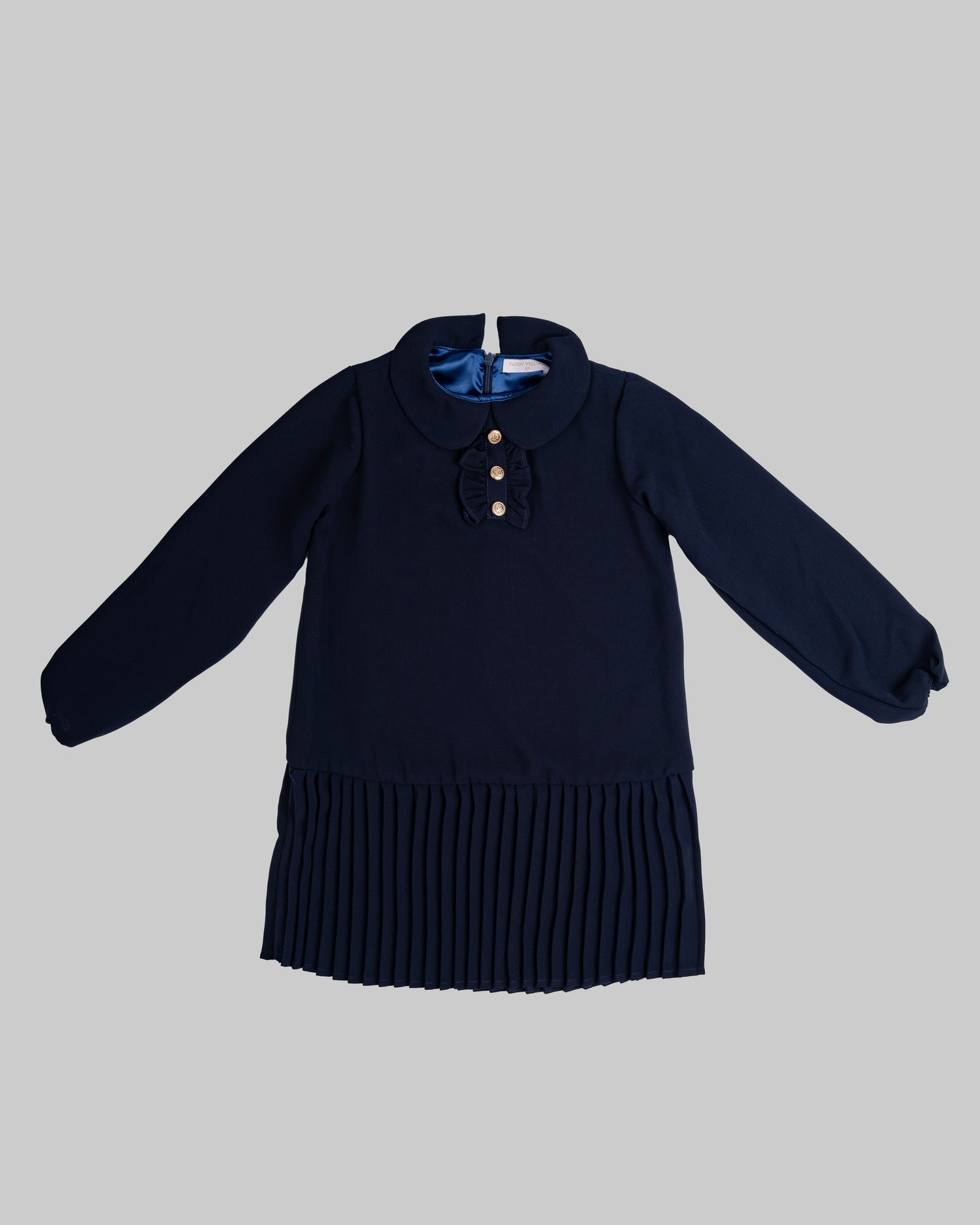 فستان على شكل حرف A مع أزرار أمامية.