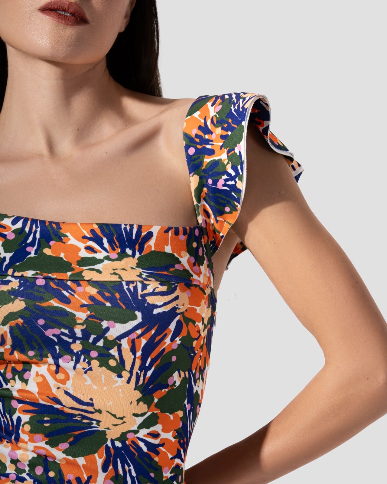 فستان ميدي مطبوع برقبة مربعة، حاشية غير متماثلة مع كشكشة