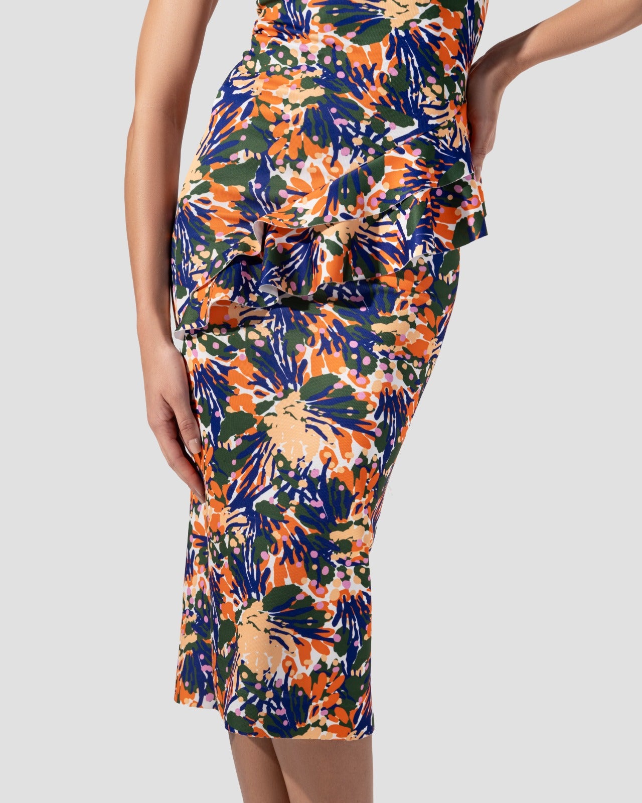 فستان ميدي مطبوع برقبة مربعة، حاشية غير متماثلة مع كشكشة