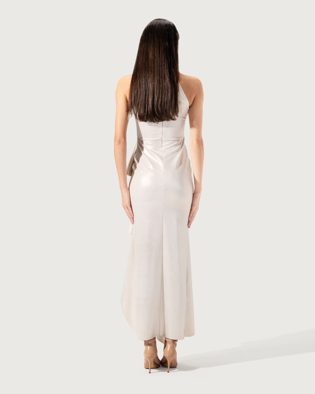 فستان ميدي فضي بدون أكمام غير متماثل مع كشكشة