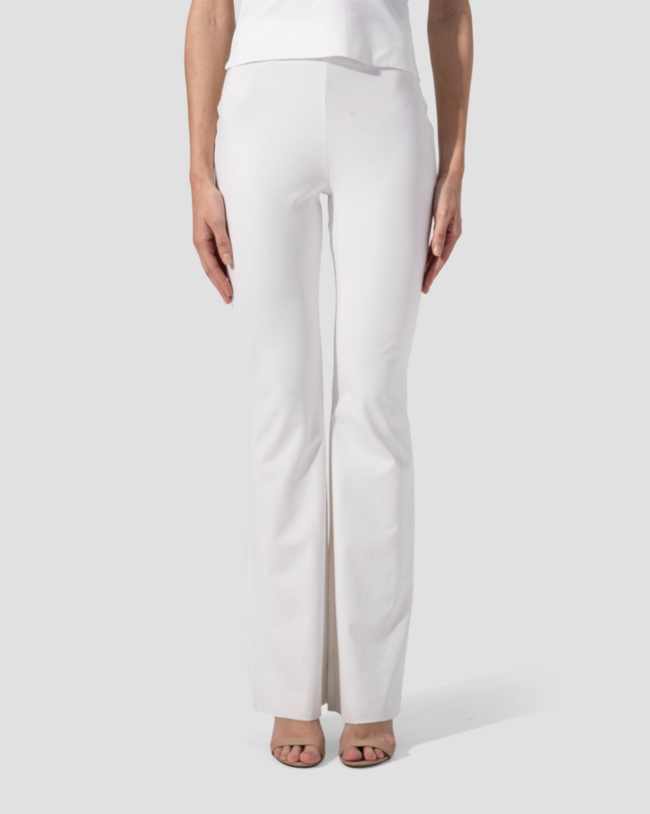 بنطلون واسع بخصر عالٍ وبطانة داخلية أنيقة