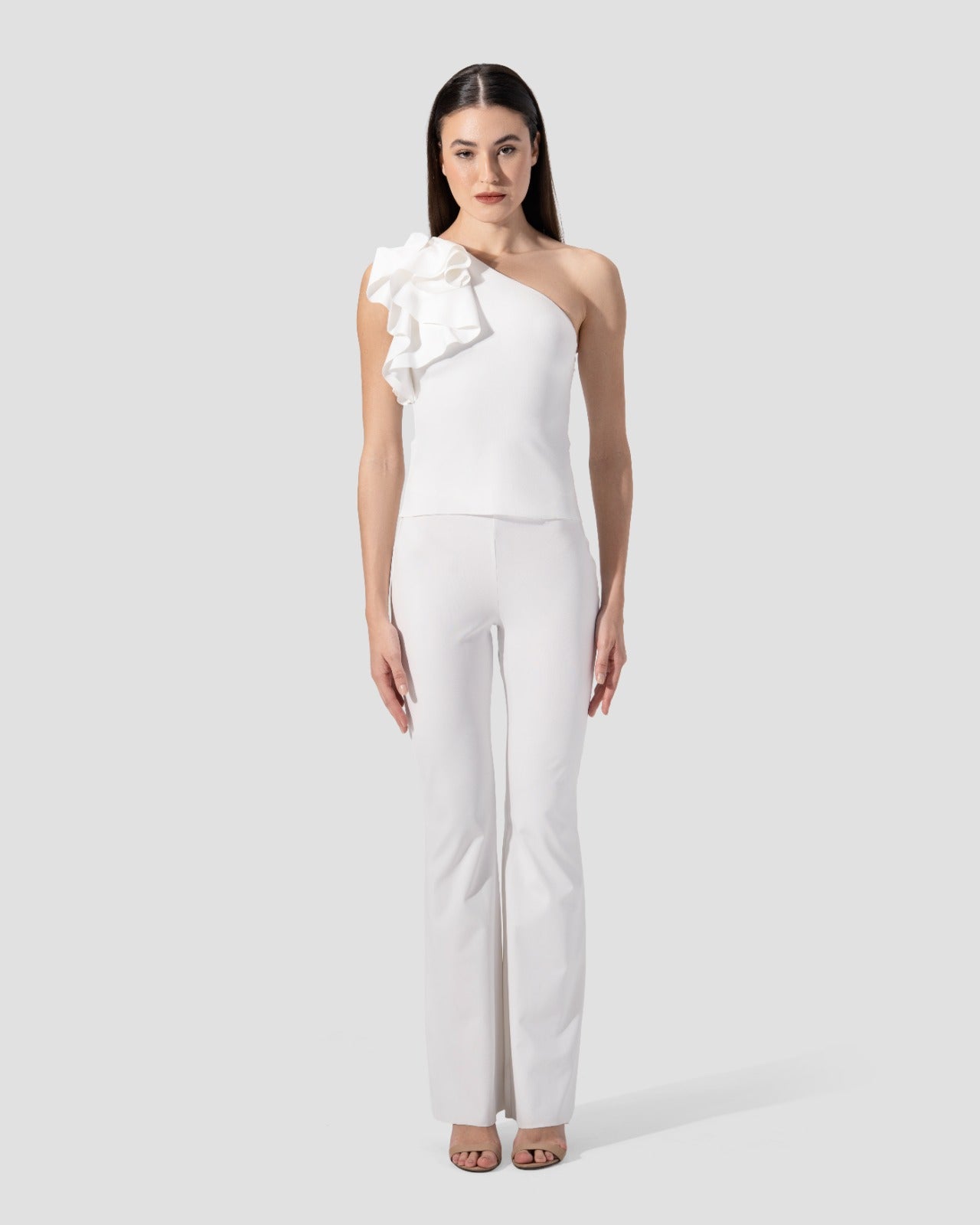 بنطلون واسع بخصر عالٍ وبطانة داخلية أنيقة