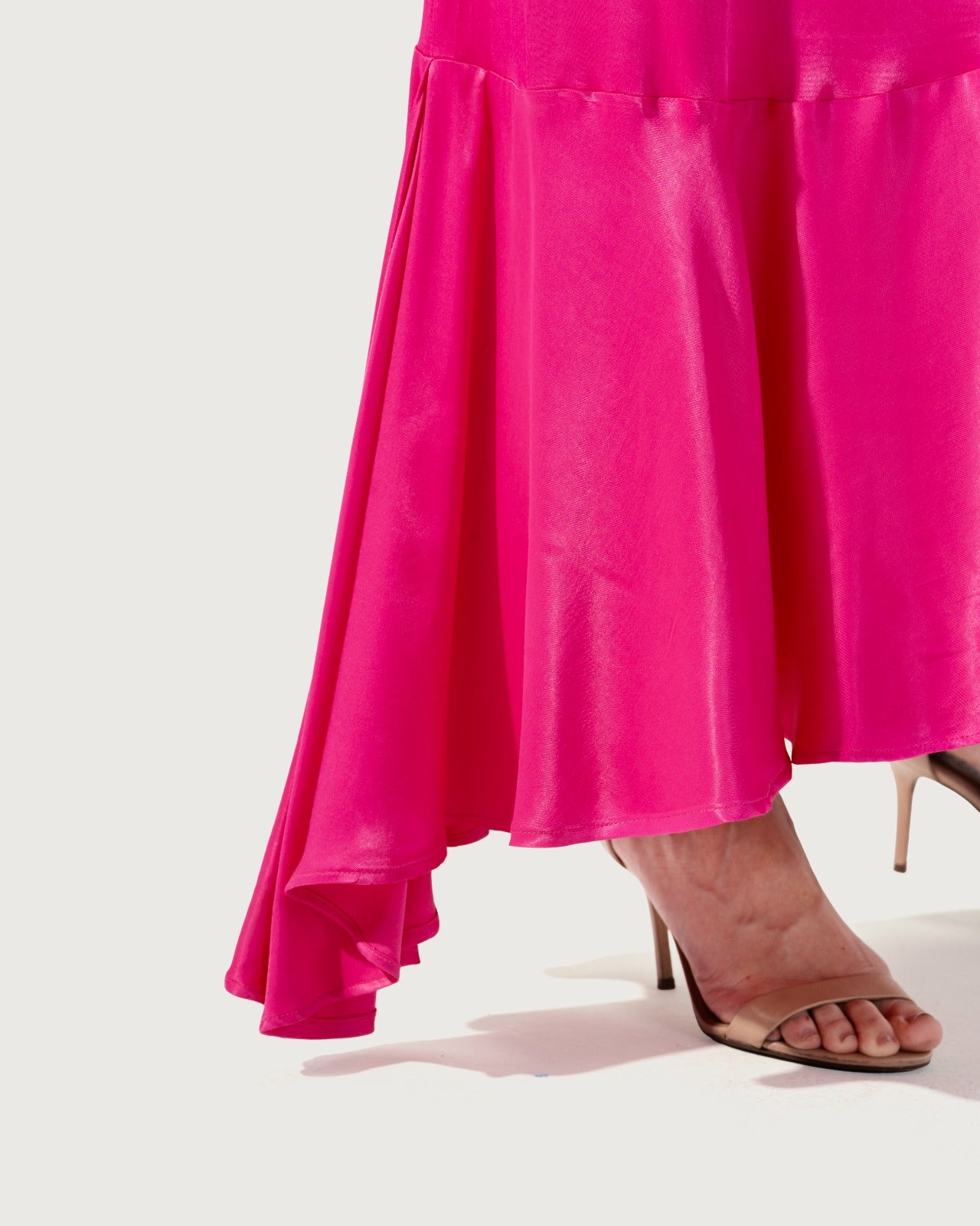 تنورة من الساتان ذات حافة غير متماثلة.