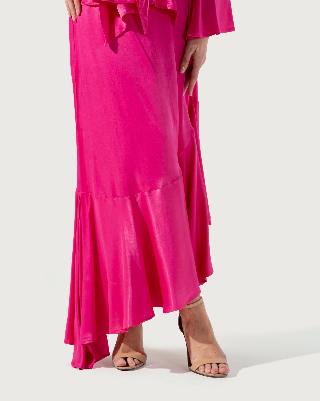 تنورة من الساتان ذات حافة غير متماثلة.