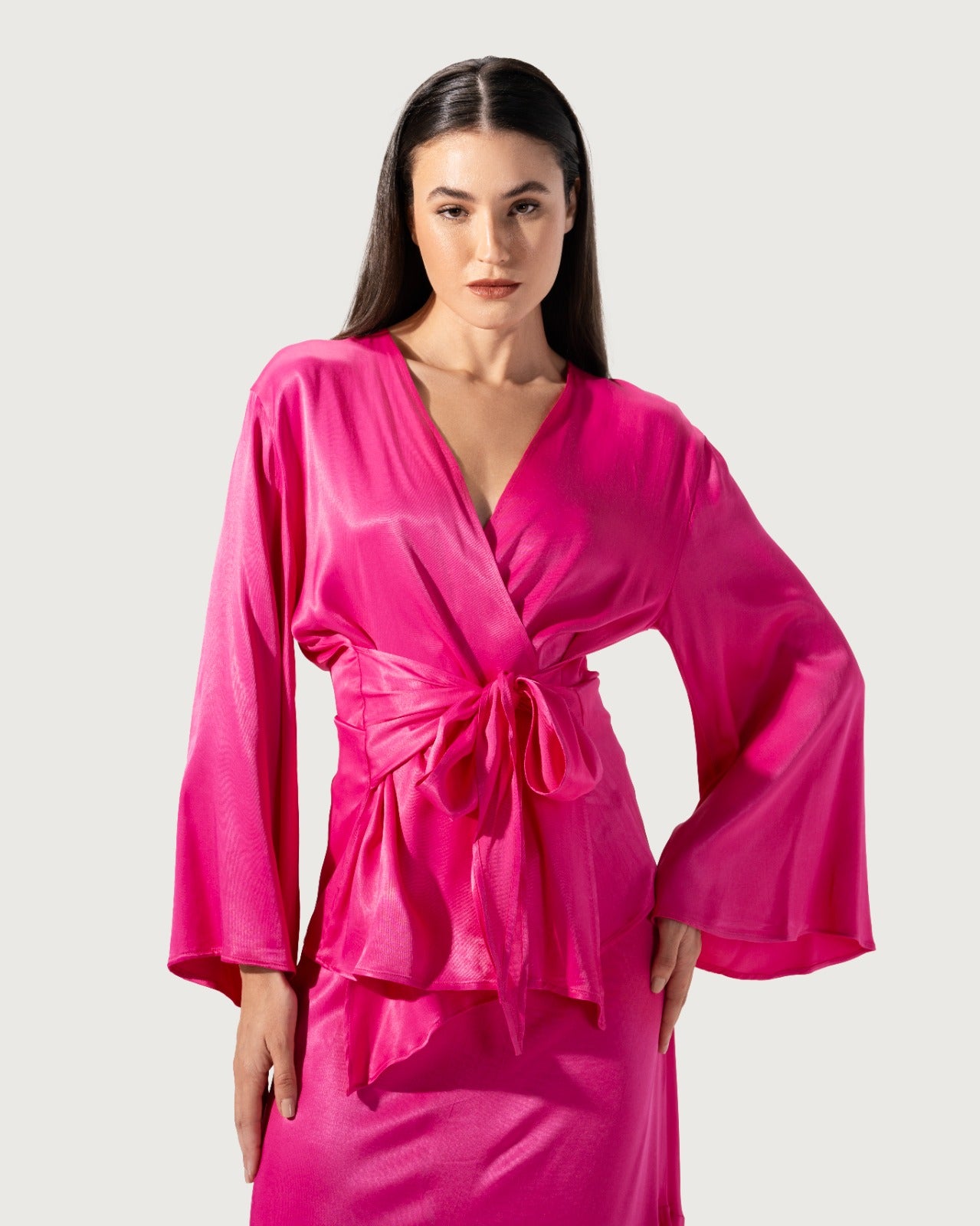 قميص ساتان سادة اللون برباط على شكل حرف V وأكمام طويلة