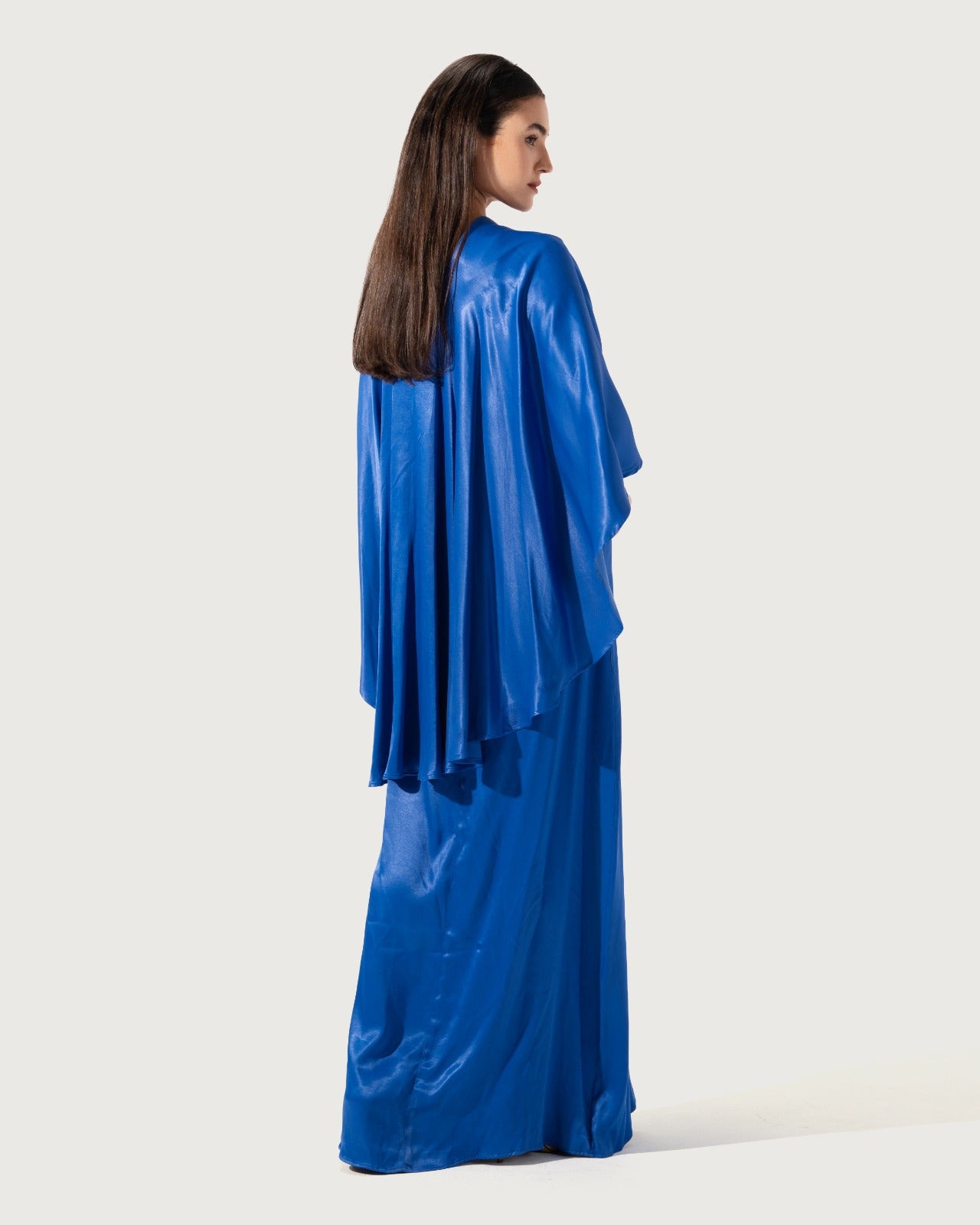 فستان طويل بفتحة رقبة على شكل حرف V وأكمام على شكل كيب