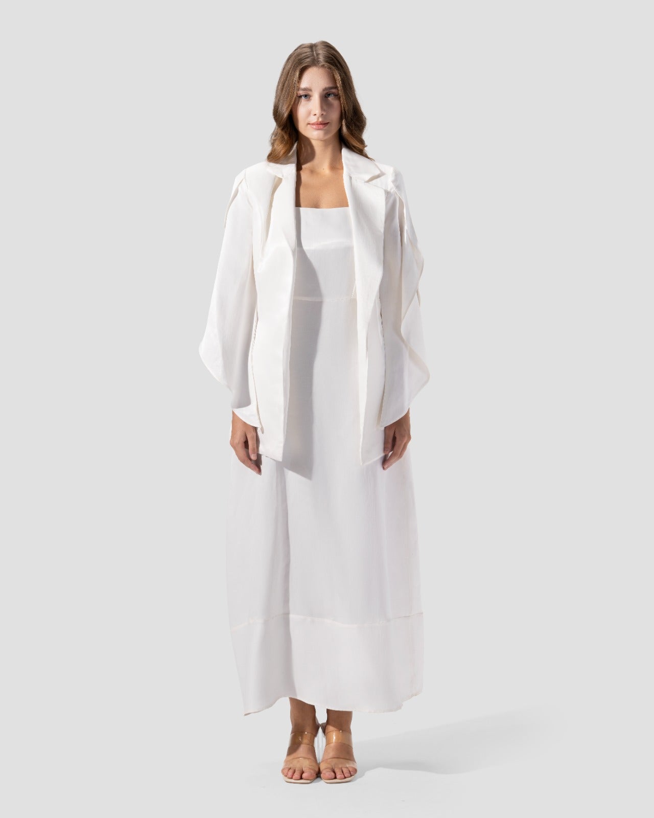 بليزر بفتحة صدر وشق وأكمام طويلة