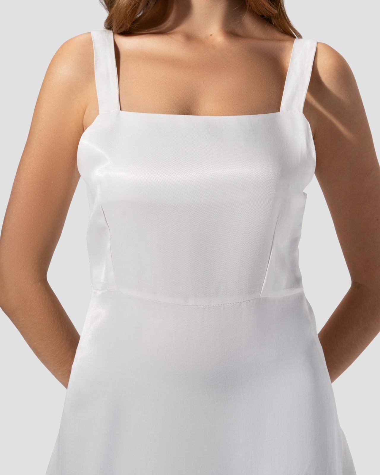 فستان ميدي بفتحة رقبة مربعة وحمالات عريضة