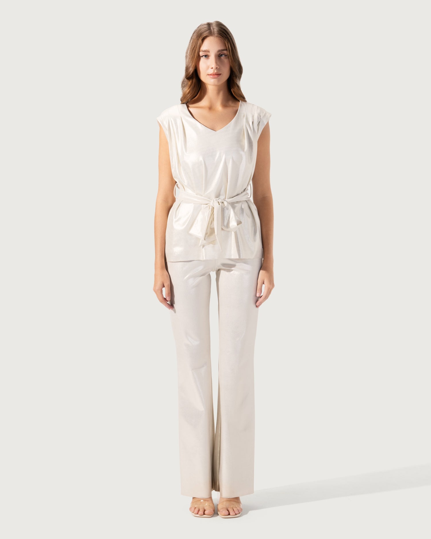 بلوزة بدون أكمام، رقبة على شكل حرف V، مع حزام