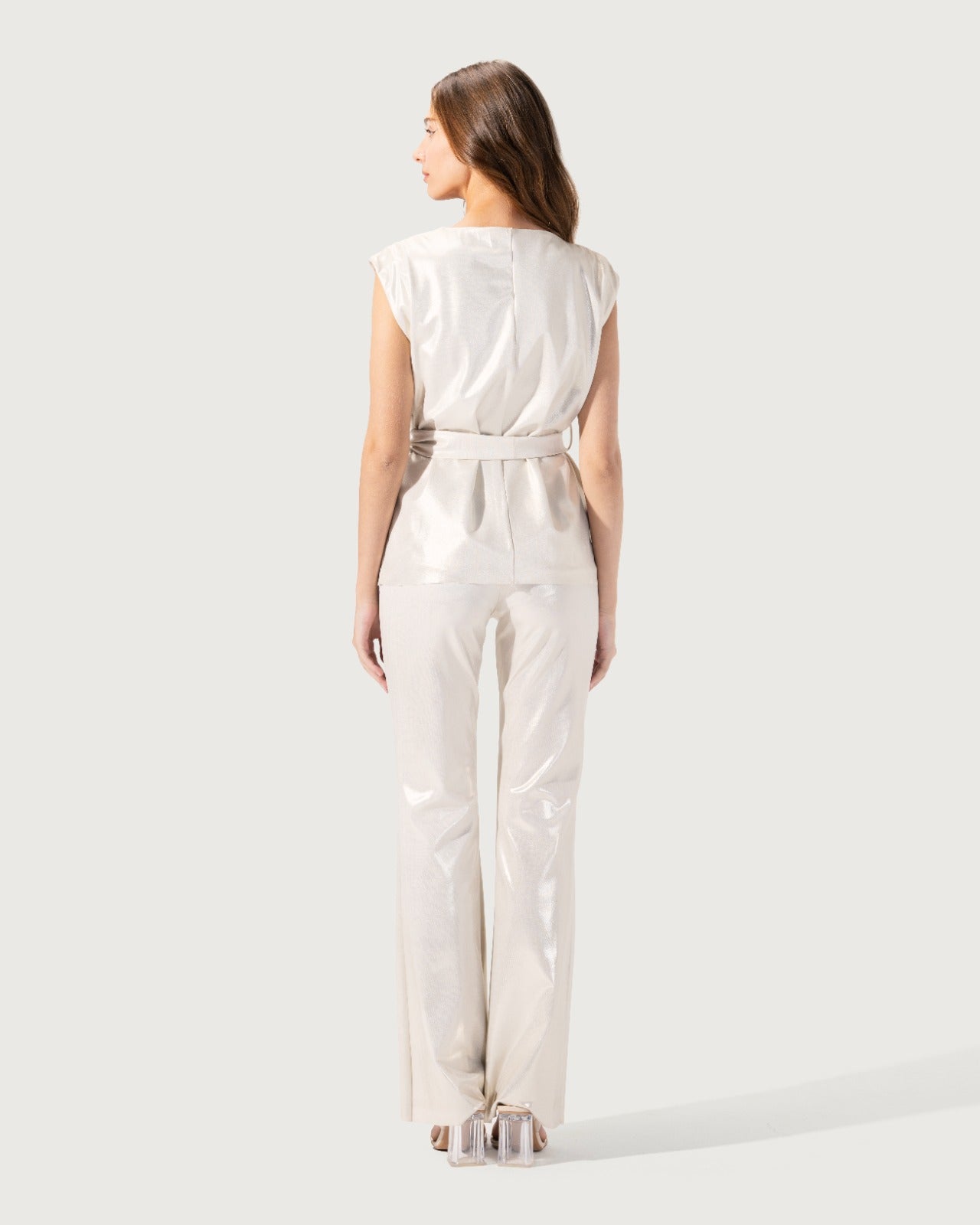SLEEVELESS TOP WITH A V-NECK. WITH BELT