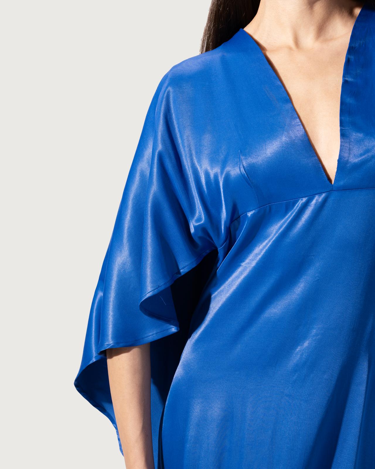 فستان طويل بفتحة رقبة على شكل حرف V وأكمام على شكل كيب