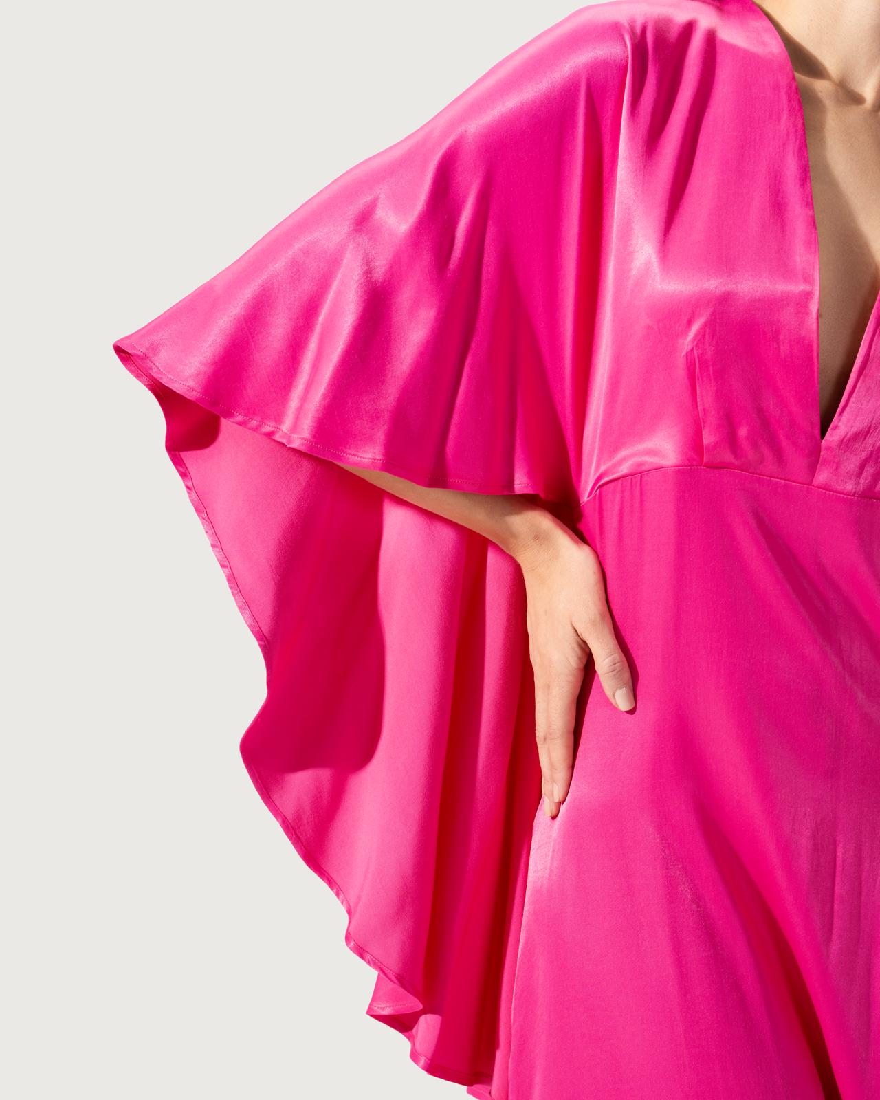 فستان طويل بفتحة رقبة على شكل حرف V وأكمام على شكل كيب