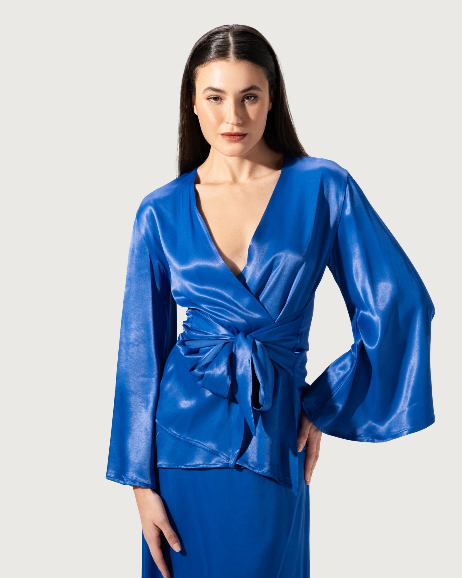 قميص ساتان سادة اللون برباط على شكل حرف V وأكمام طويلة