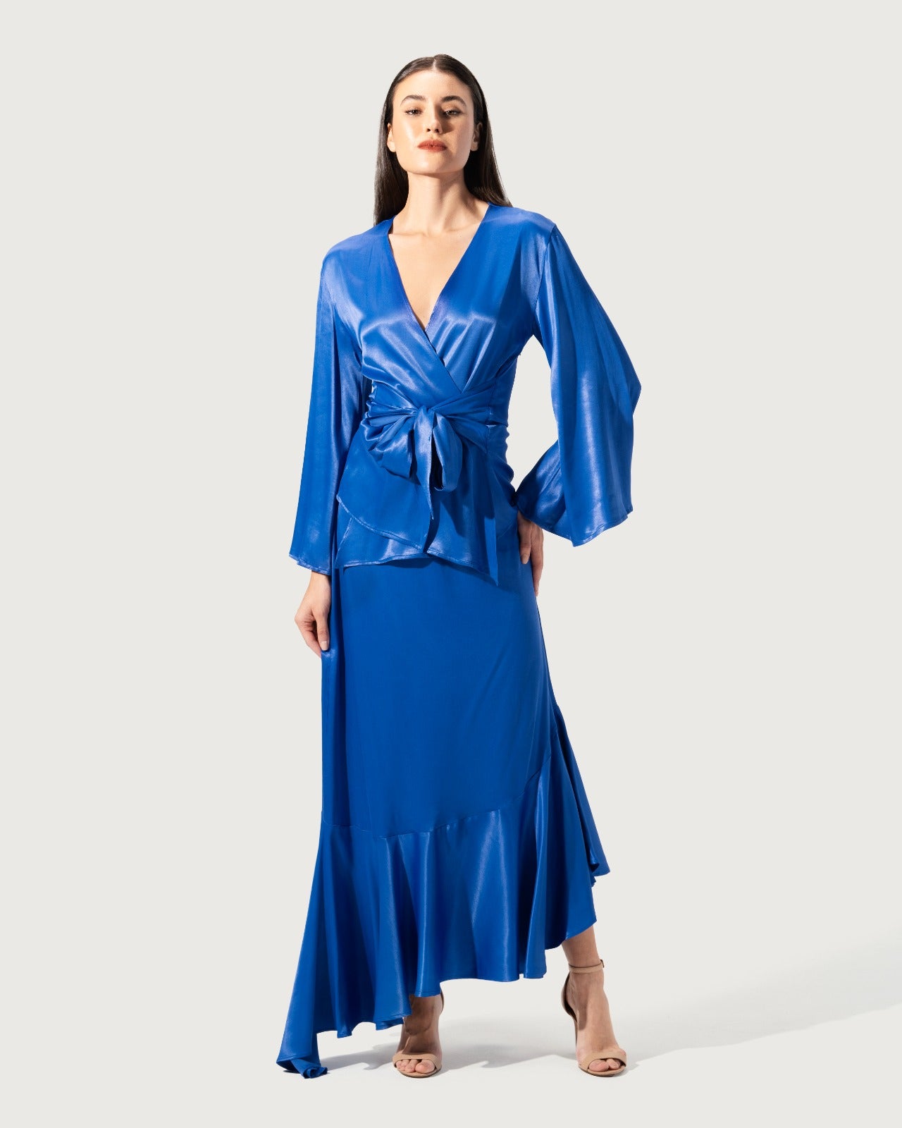 تنورة من الساتان ذات حافة غير متماثلة.