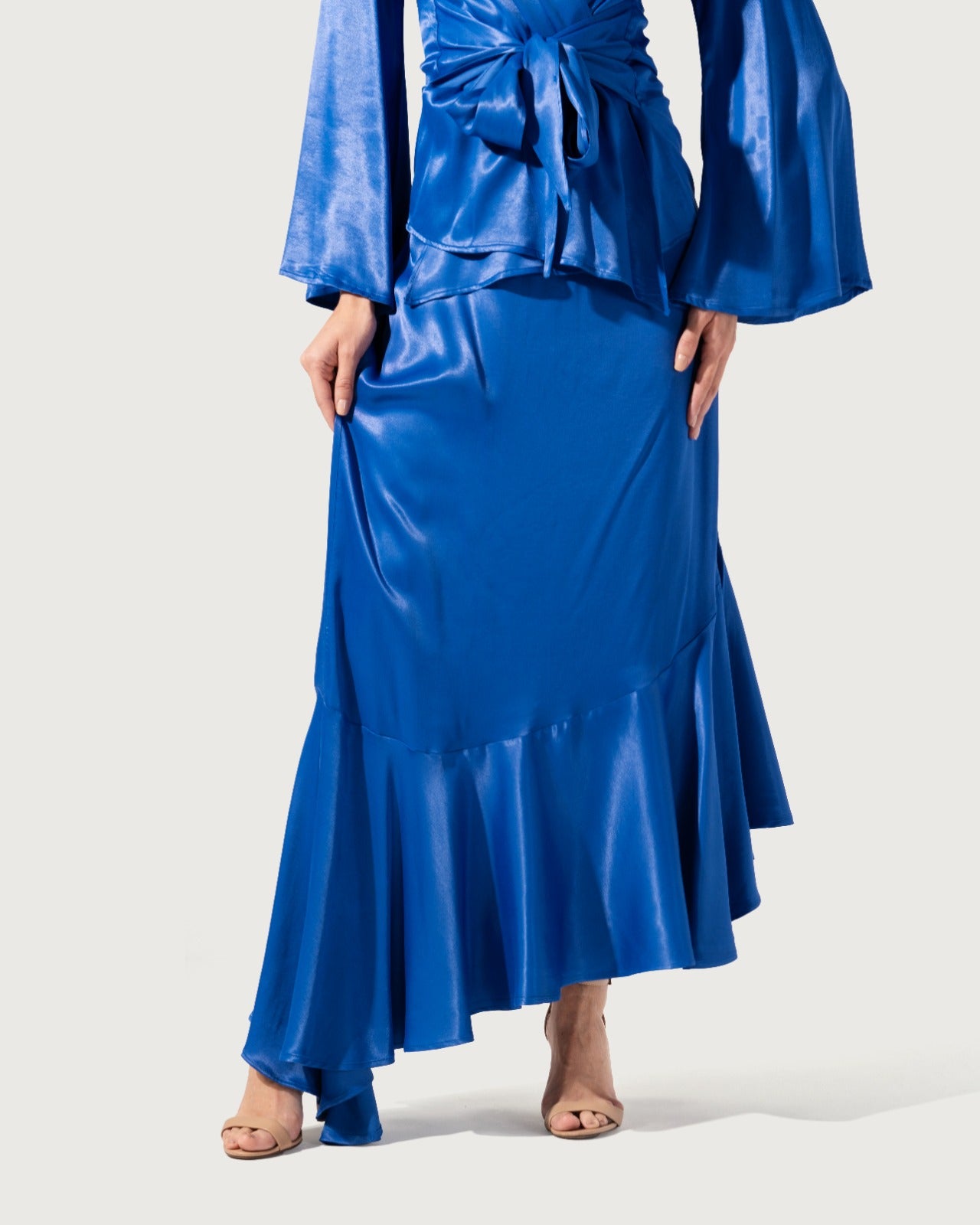 تنورة من الساتان ذات حافة غير متماثلة.