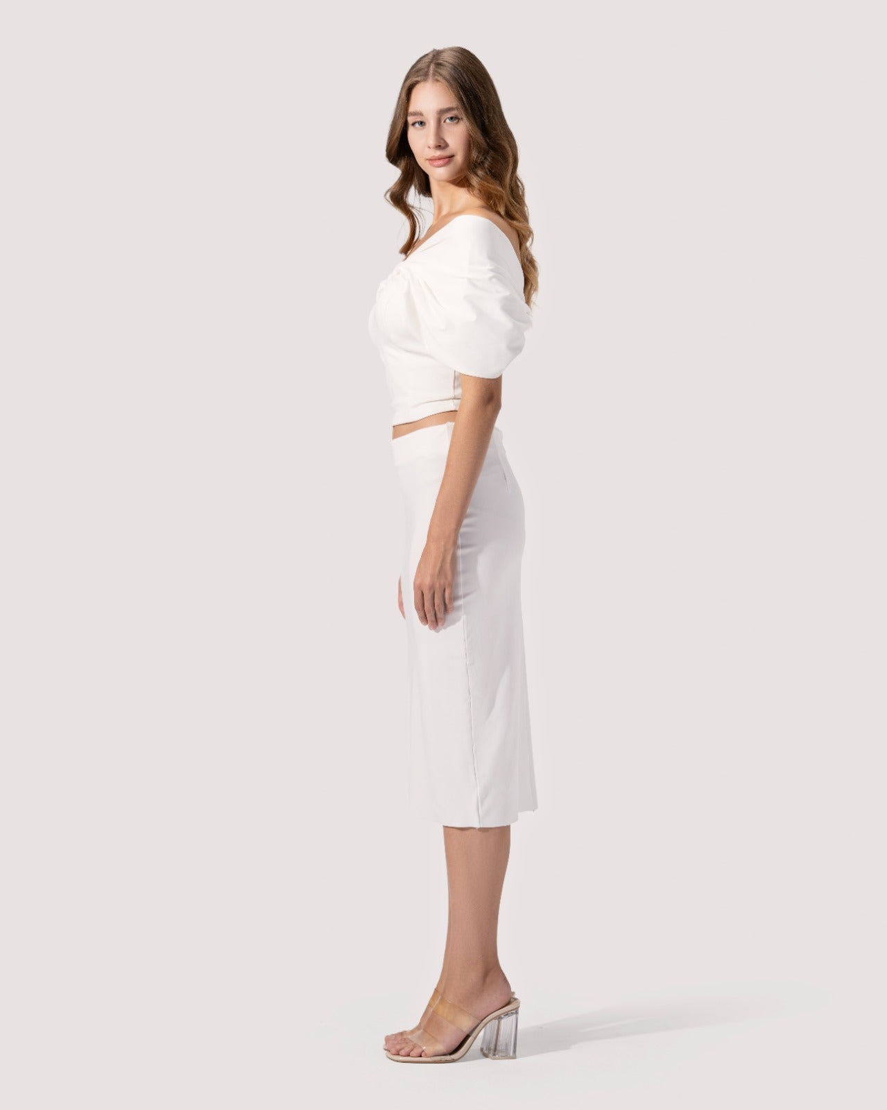 تنورة عالية الخصر بطول الركبة وقصّة ضيقة