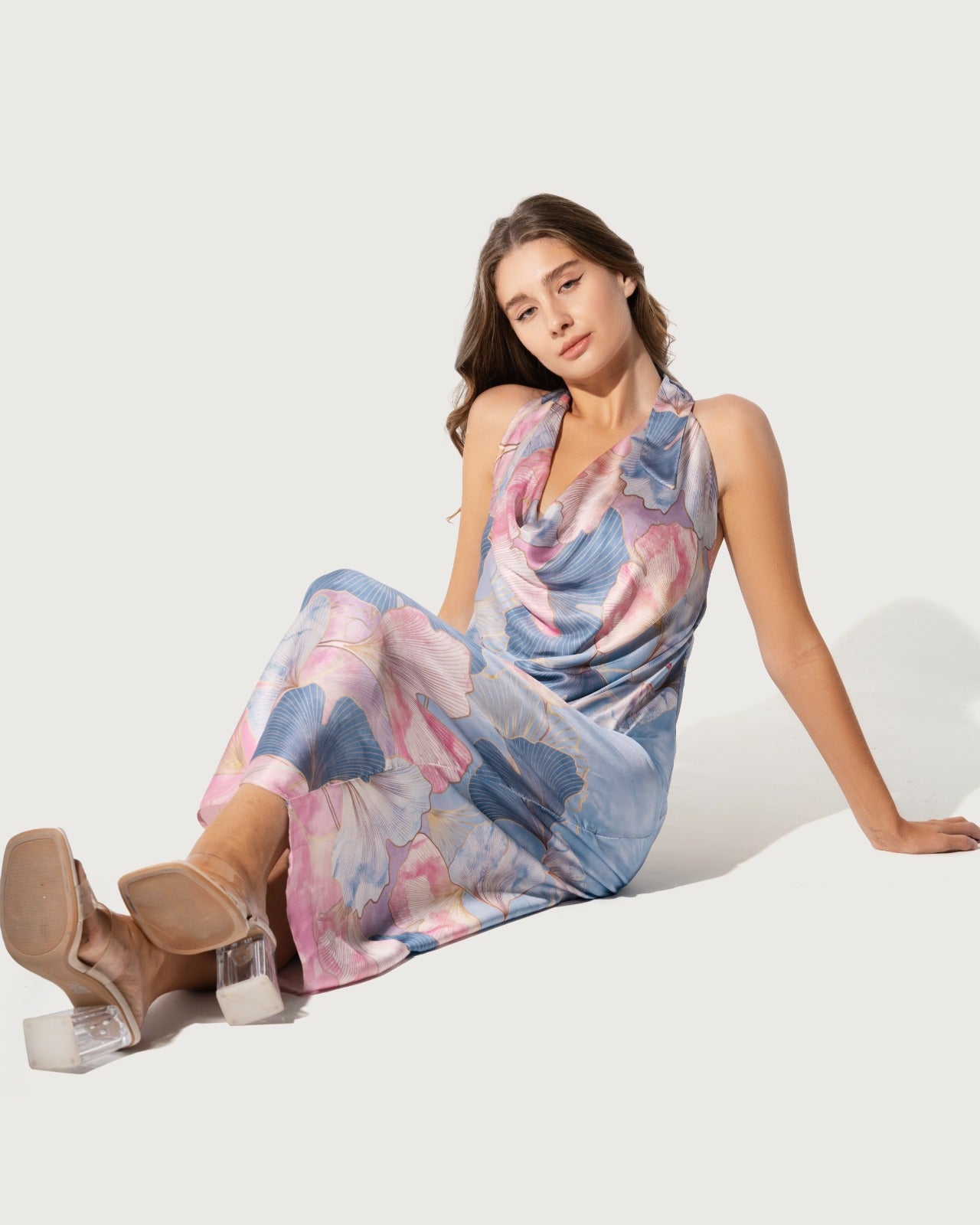 فستان ماكسي من الساتان بفتحة رقبة منسدلة