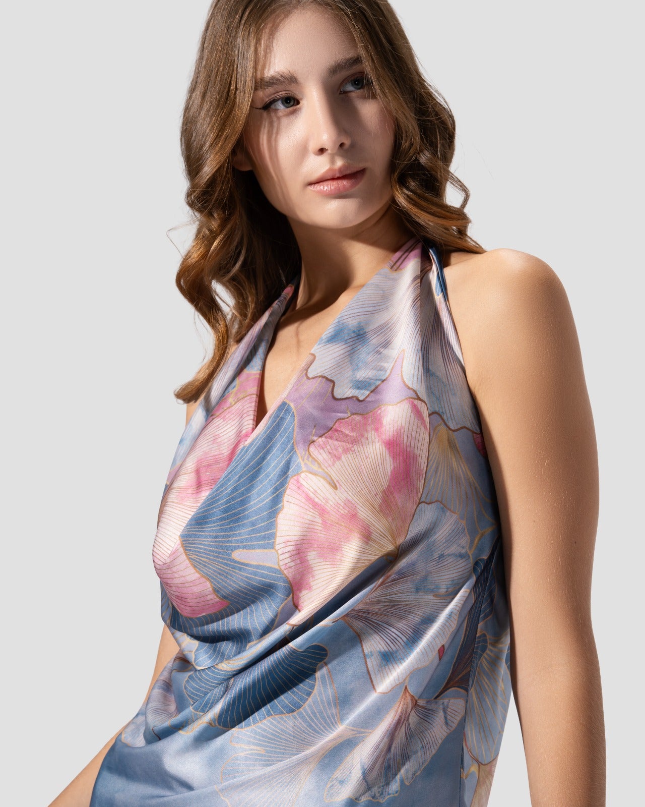 فستان ماكسي من الساتان بفتحة رقبة منسدلة