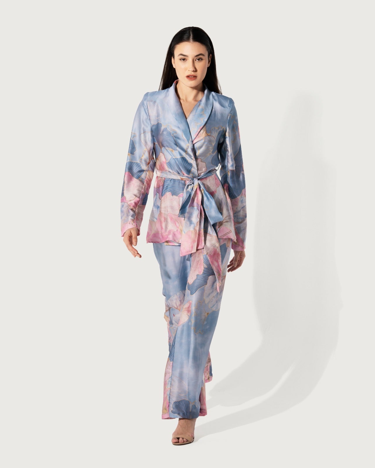 بليزر زهور ساتان مع حزام