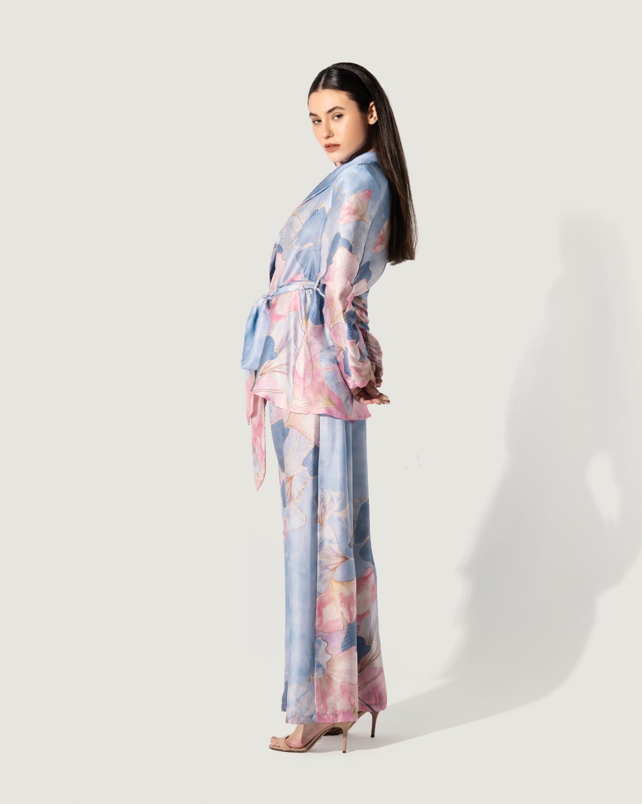 بليزر زهور ساتان مع حزام