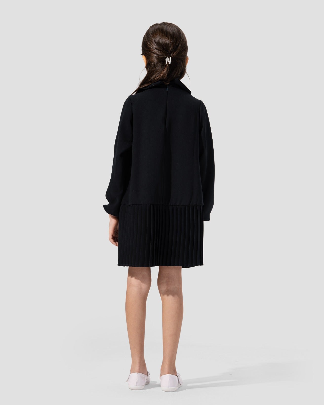 فستان على شكل حرف A مع أزرار أمامية.