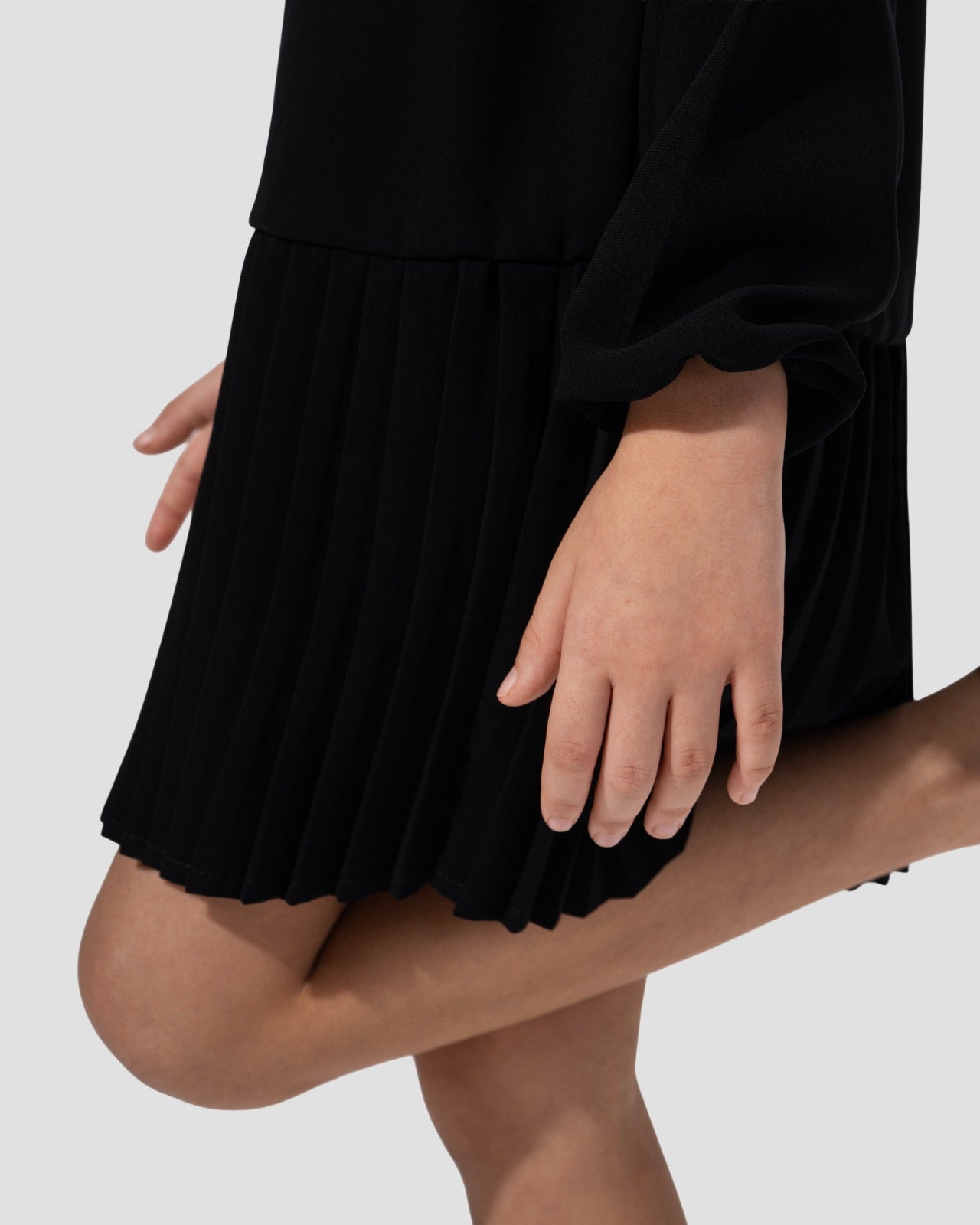 فستان على شكل حرف A مع أزرار أمامية.