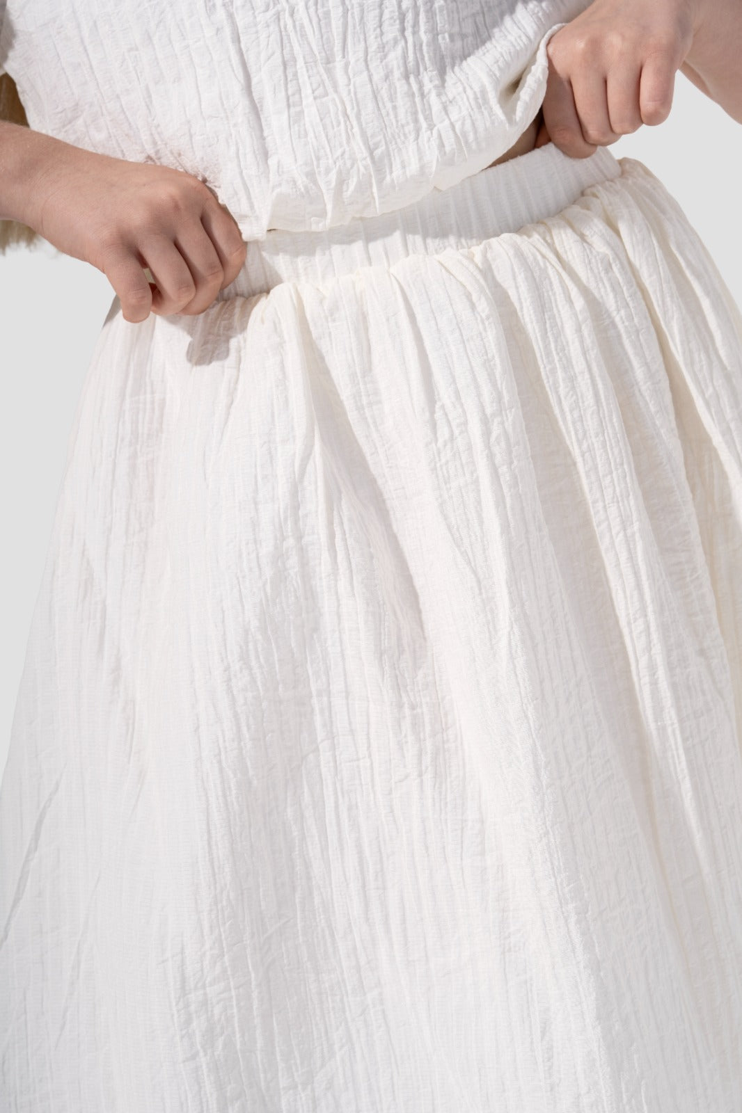 High-waist midi skirt with an elastic waistband and a gathered design