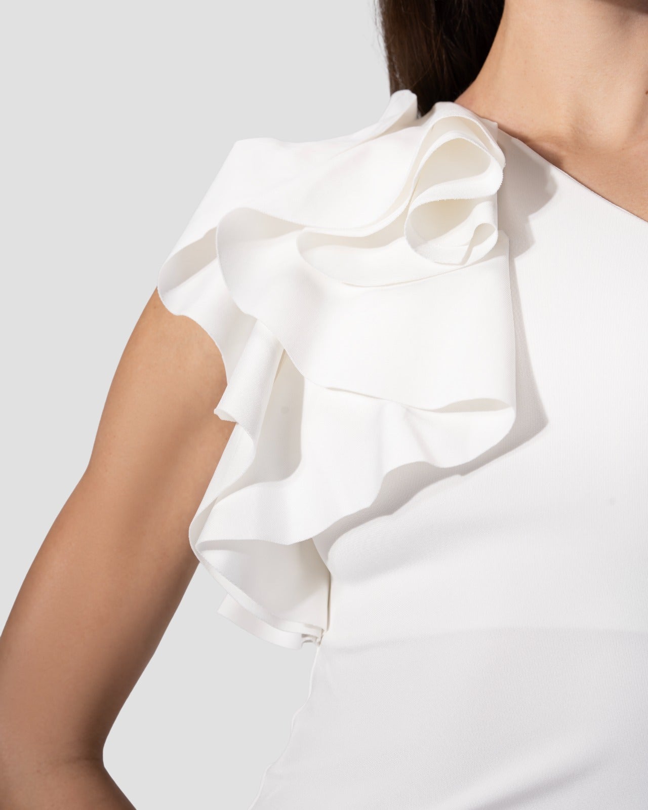 بلوزة غير متماثلة مع كشكشة