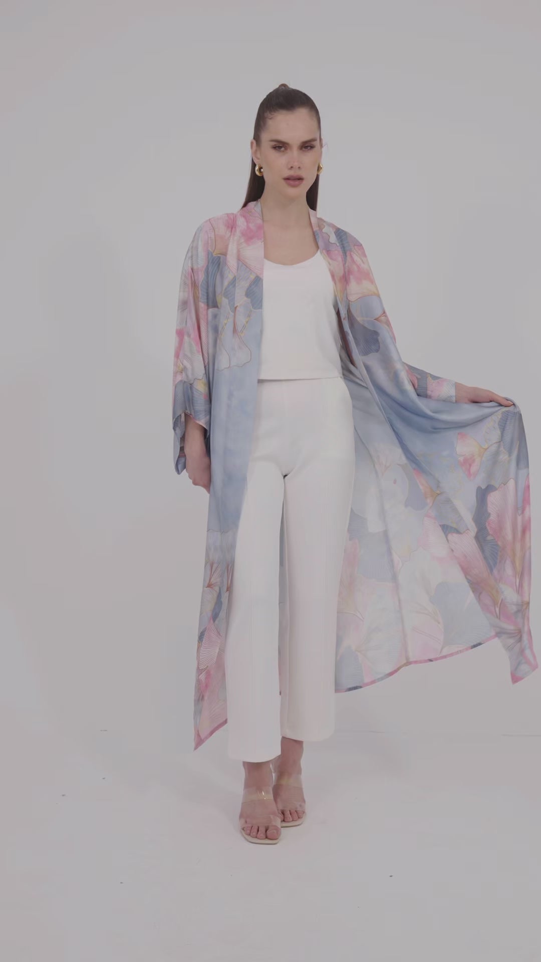 كيمونو بطبعة زهور وأكمام واسعة