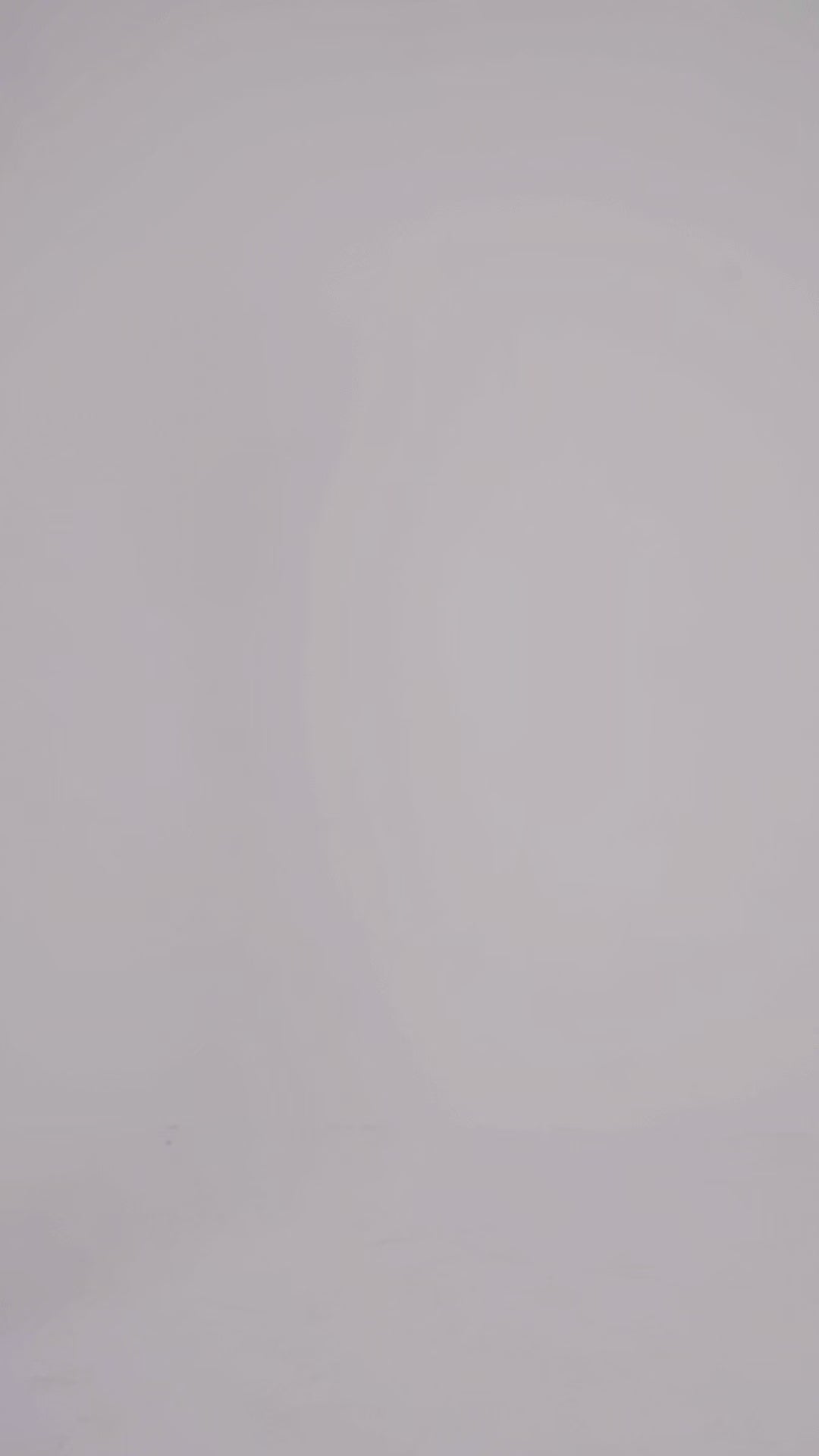 جمبسوت مزين بالترتر مع رقبة على شكل حرف V