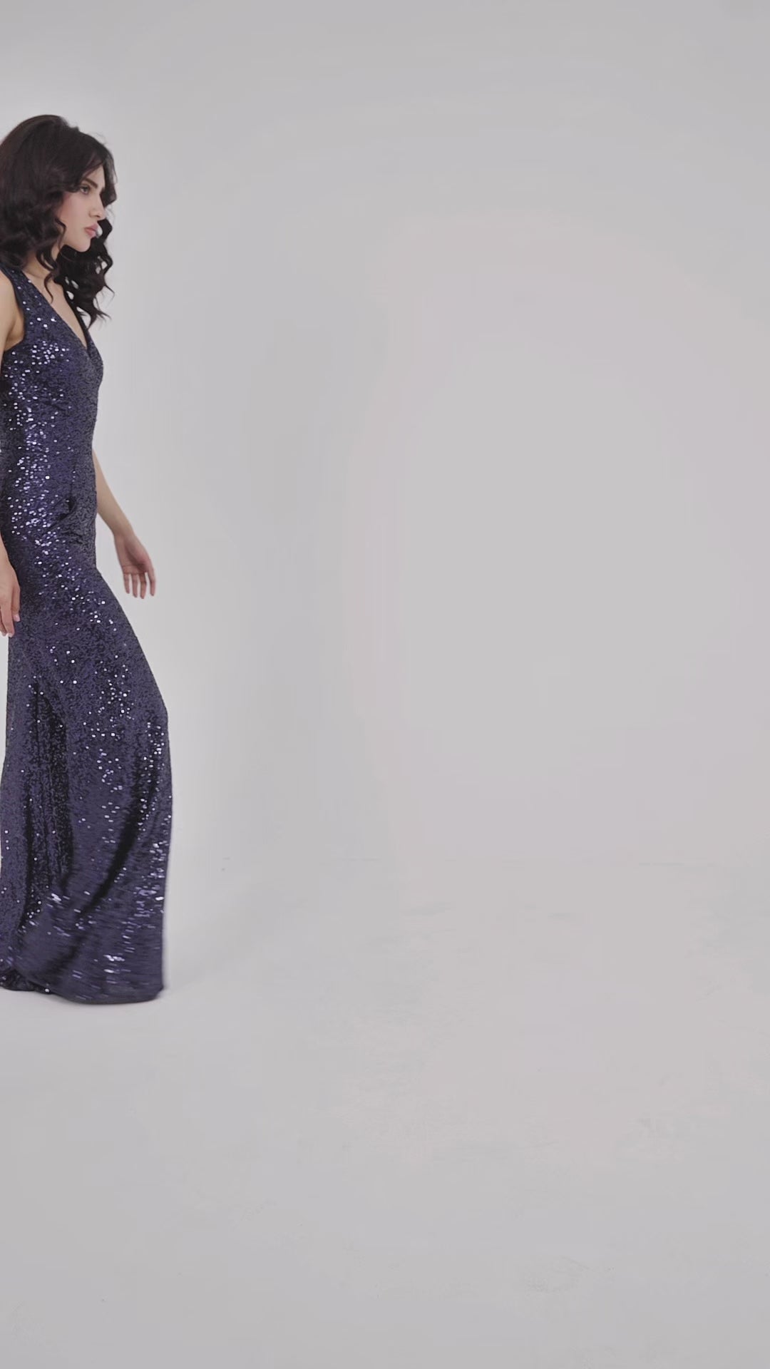 جمبسوت مزين بالترتر مع رقبة على شكل حرف V