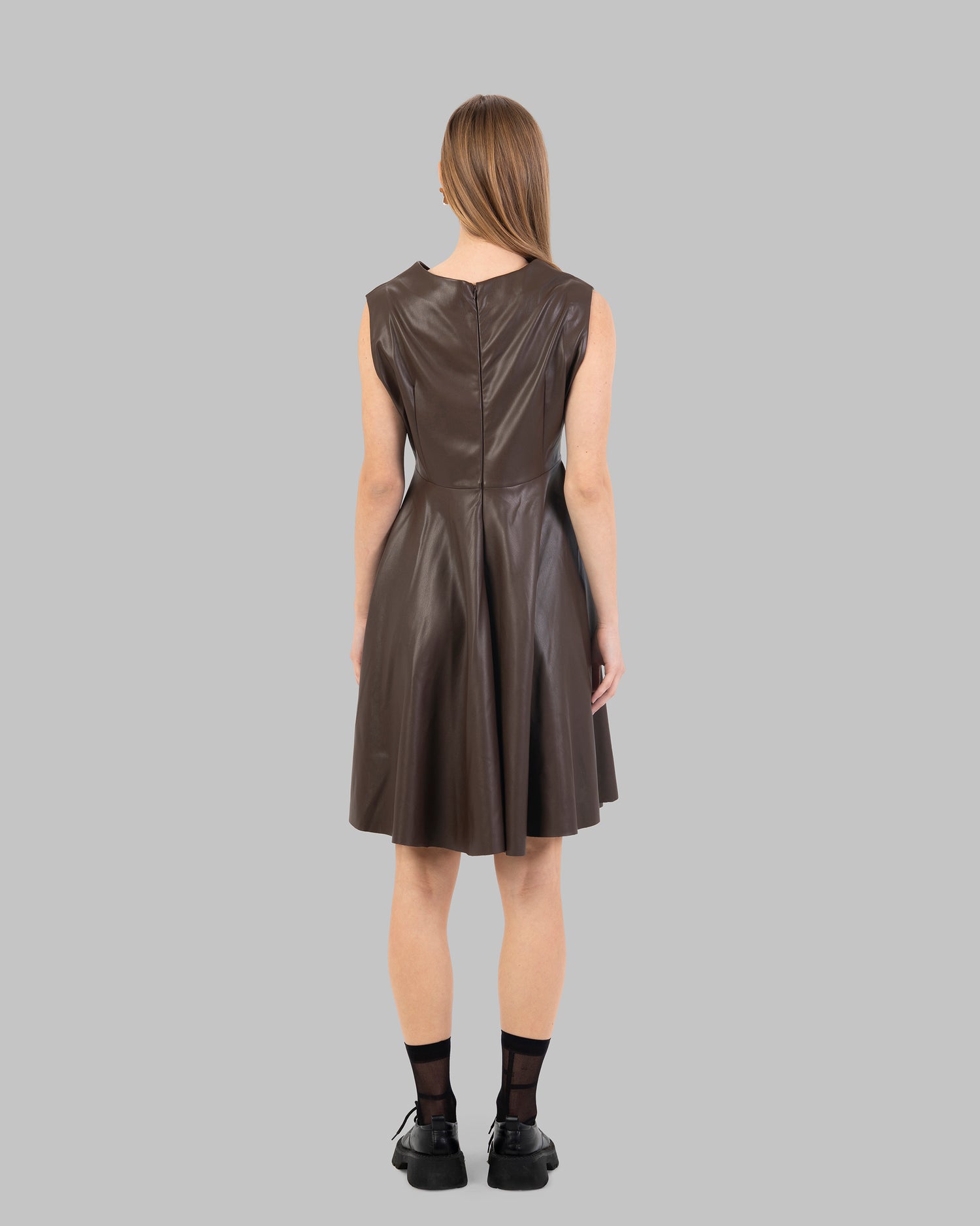 فستان من الجلد اللامع