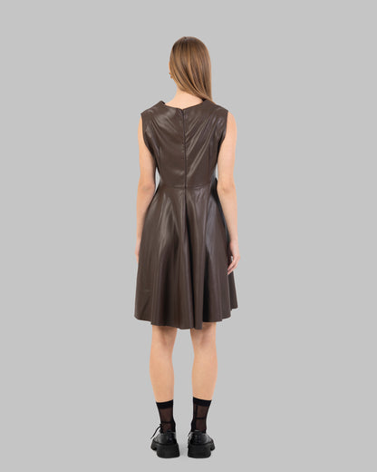 فستان من الجلد اللامع