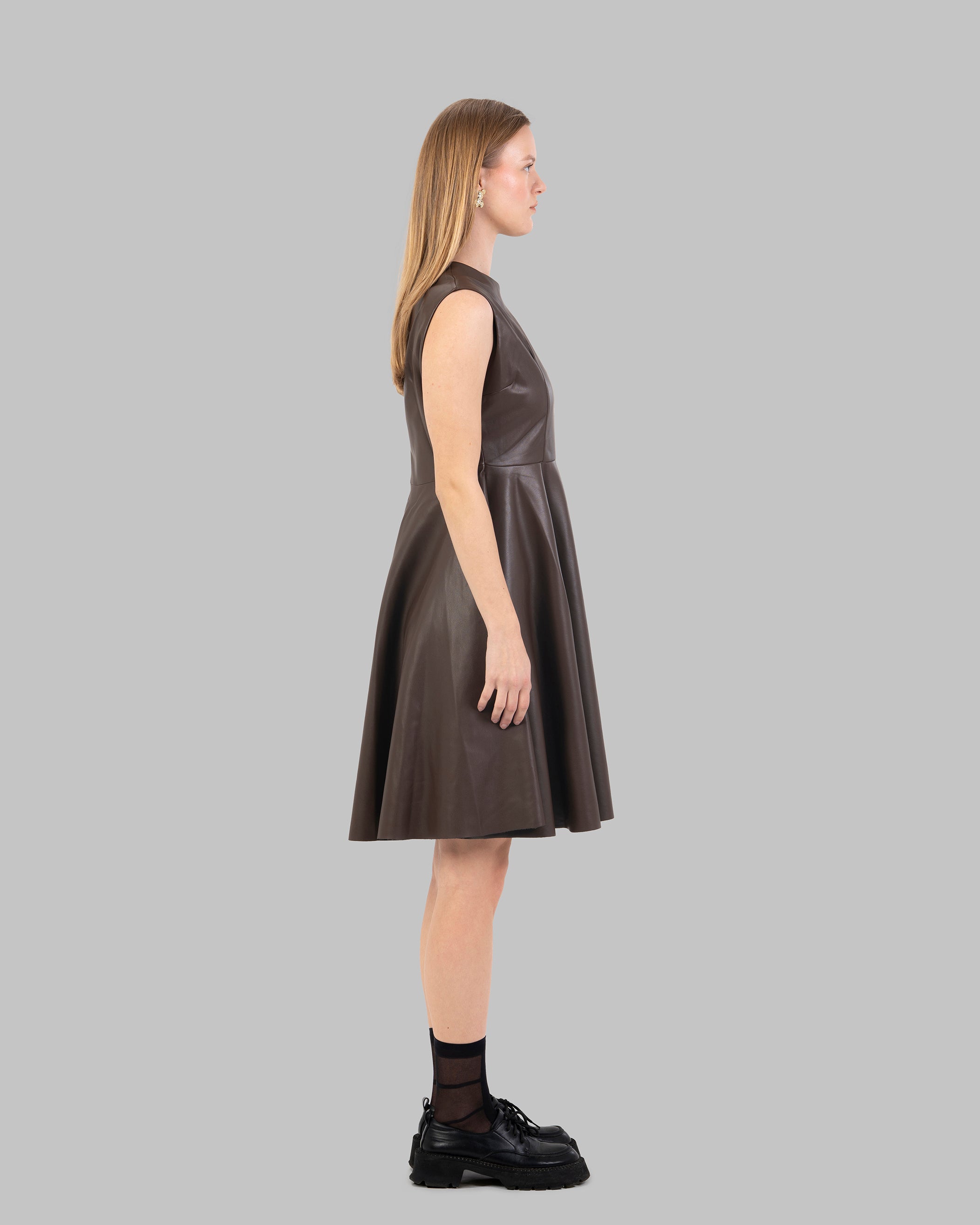 فستان من الجلد اللامع