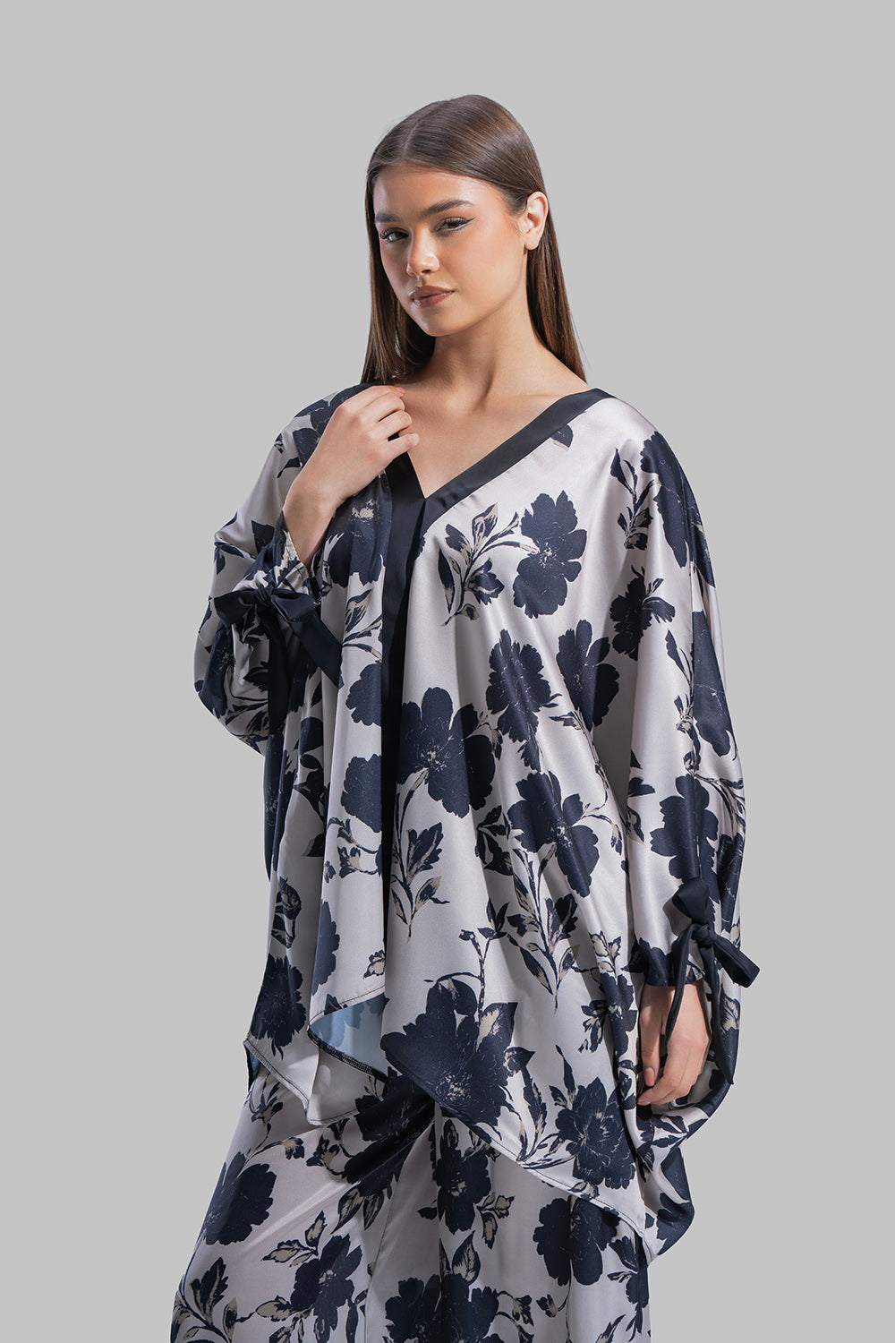 بلوزة بياقة على شكل حرف V مزينة بالزهور