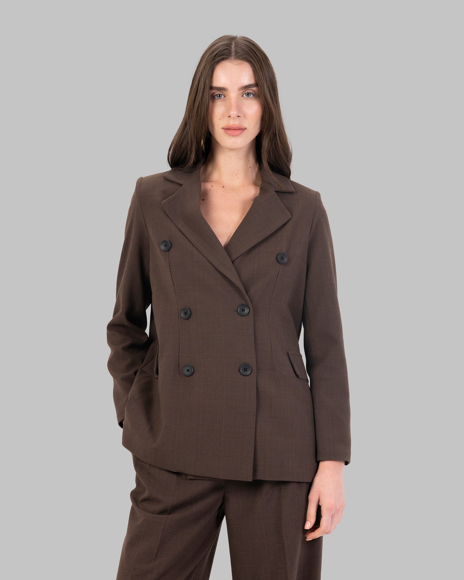 بليزر مزدوج الصدر بنقشة مربعات.