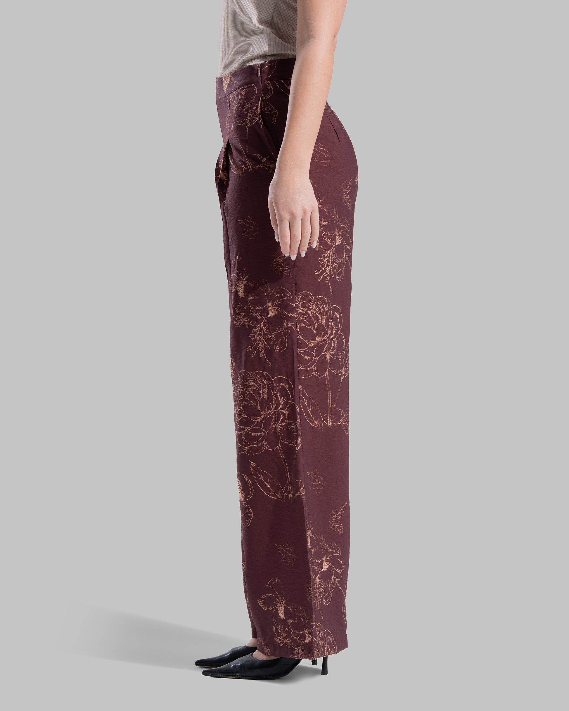 High-waisted wide-leg trousers featuring an all-over floral print.