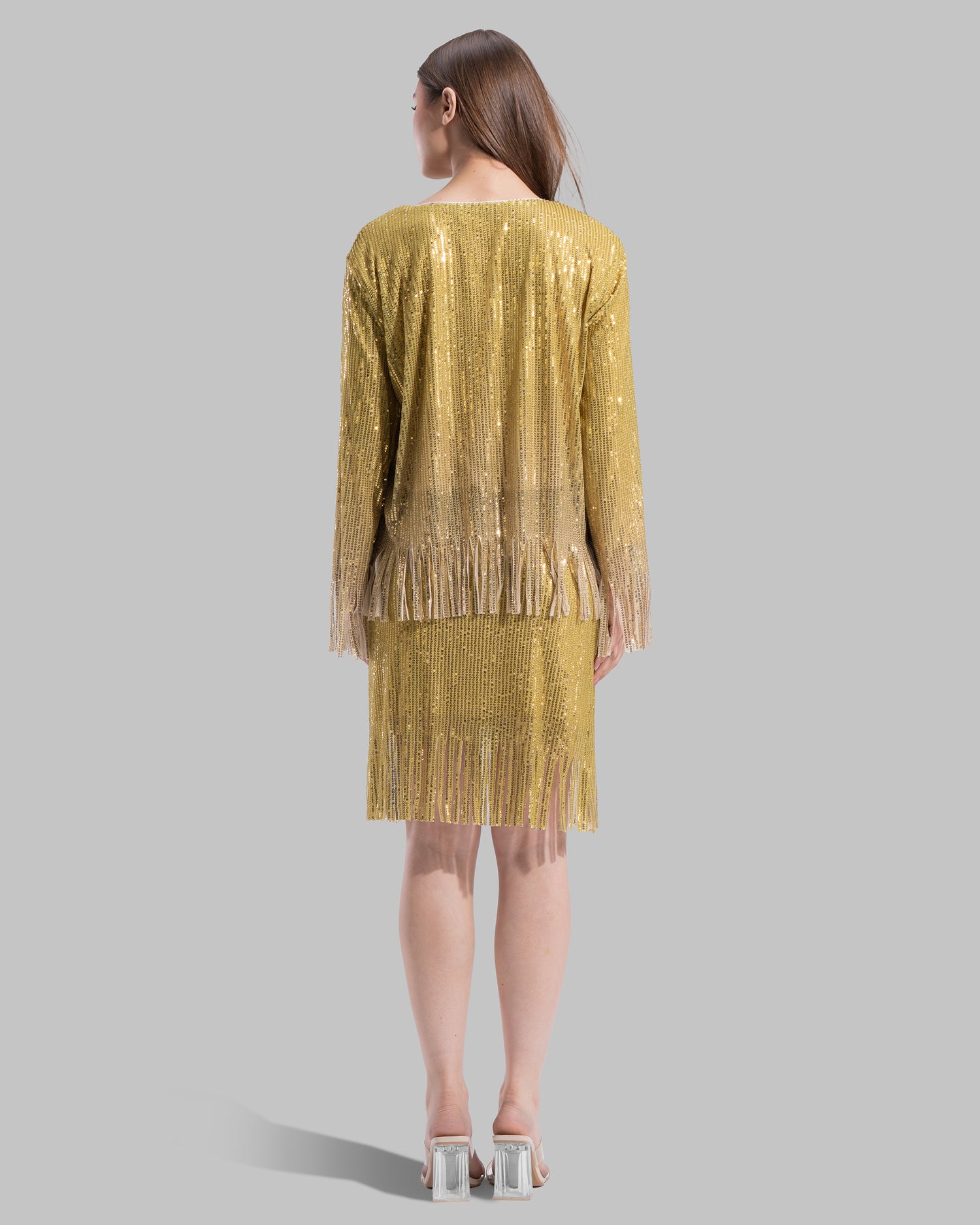 بلوزة برقبة دائرية وأكمام طويلة.