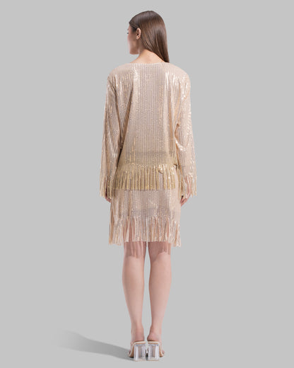 بلوزة برقبة دائرية وأكمام طويلة.